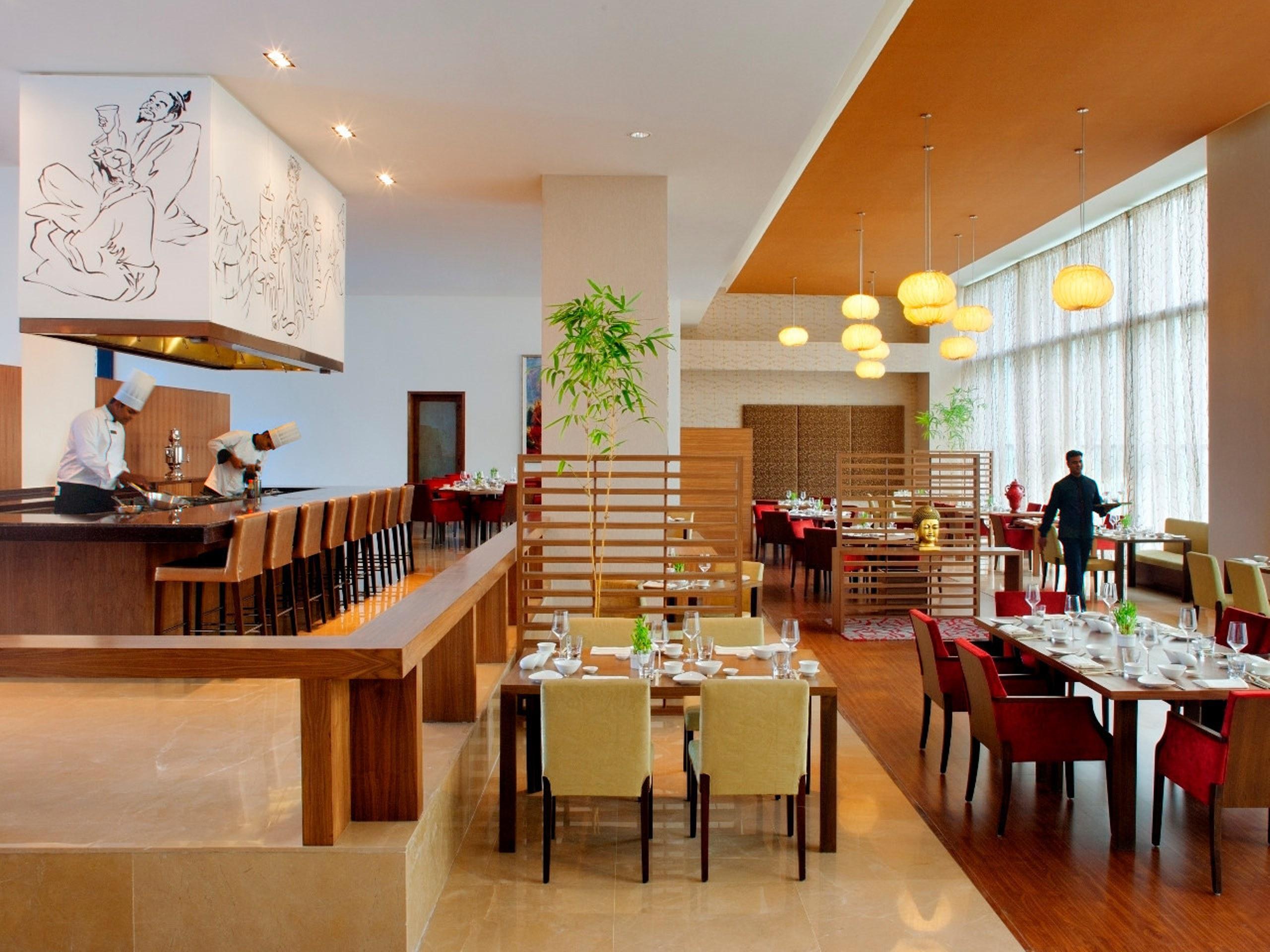 Radisson Blu Plaza Hotel Hyderabad Banjara Hills מראה חיצוני תמונה The restaurant