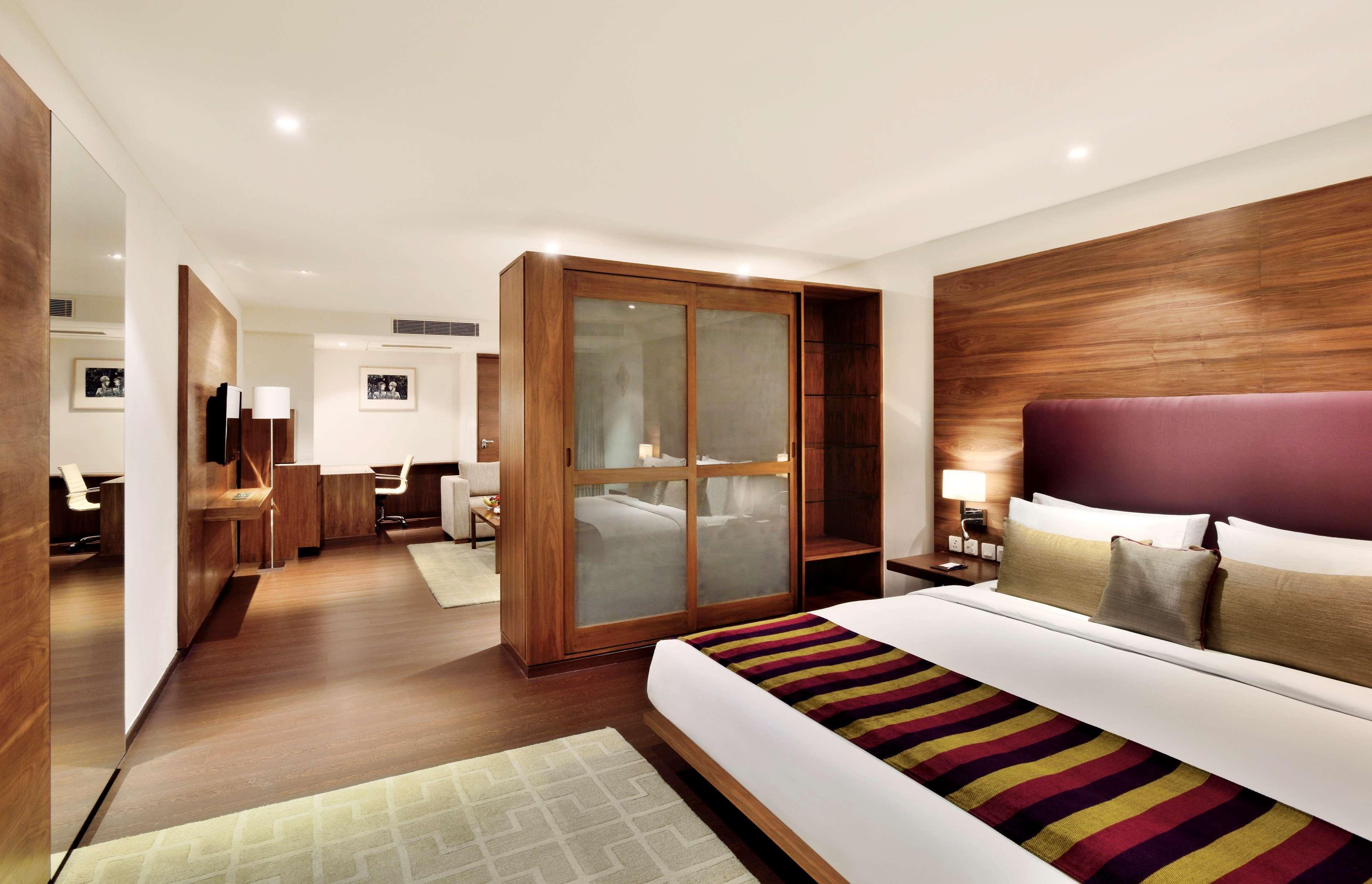 Radisson Blu Plaza Hotel Hyderabad Banjara Hills מראה חיצוני תמונה Suite room at The Park, New Delhi