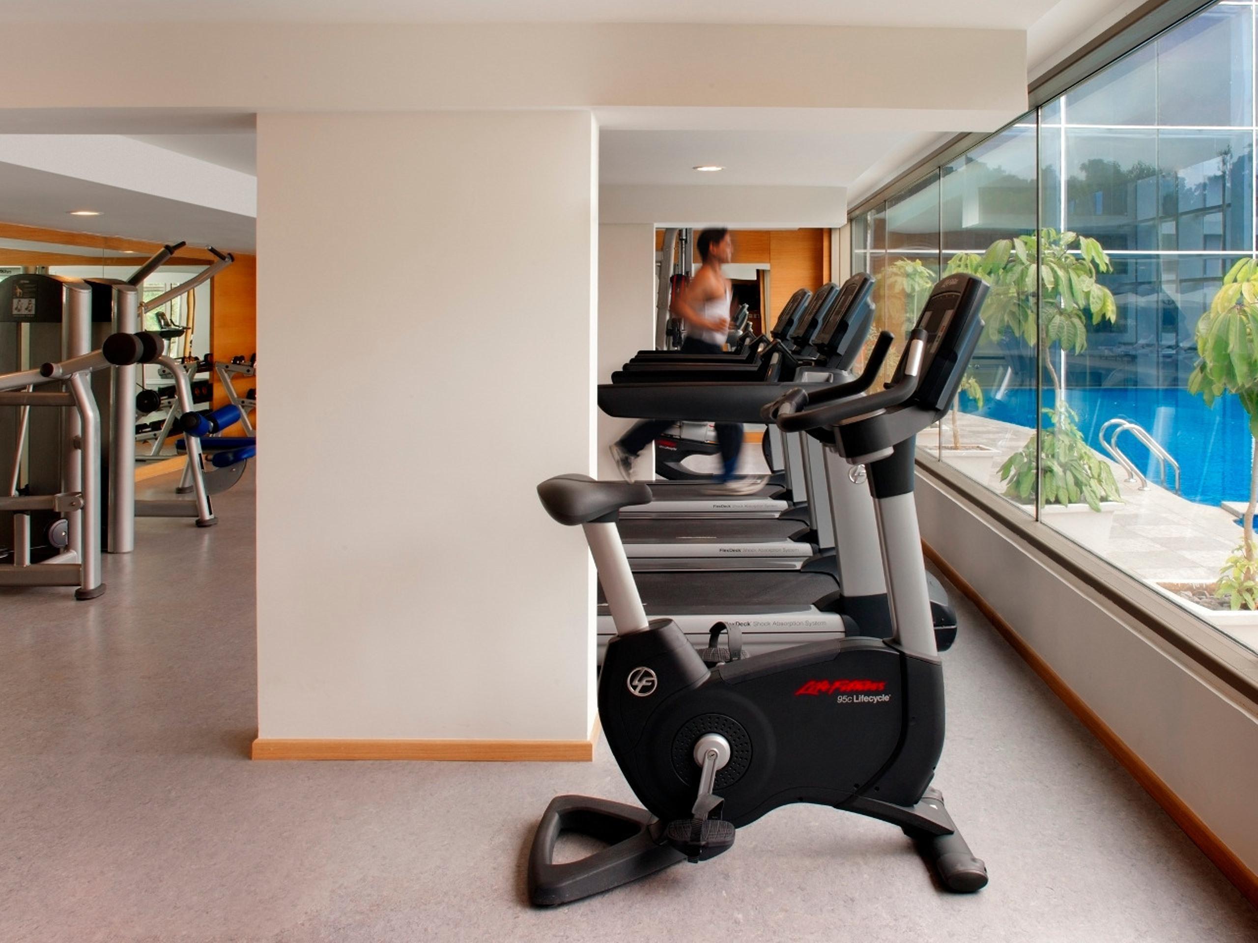 Radisson Blu Plaza Hotel Hyderabad Banjara Hills מראה חיצוני תמונה A Life Fitness 95c recumbent bike