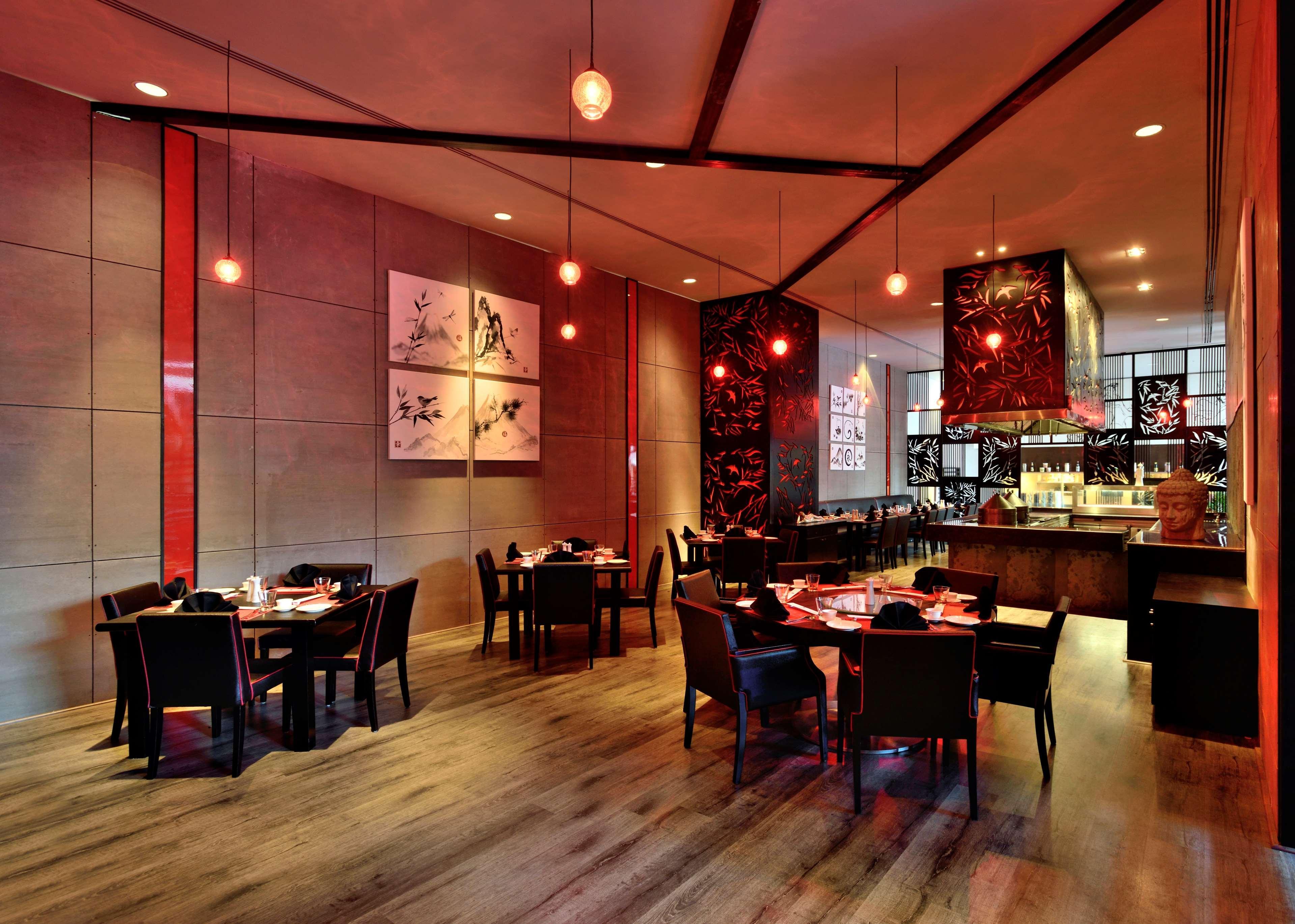 Radisson Blu Plaza Hotel Hyderabad Banjara Hills מראה חיצוני תמונה The interior of a restaurant