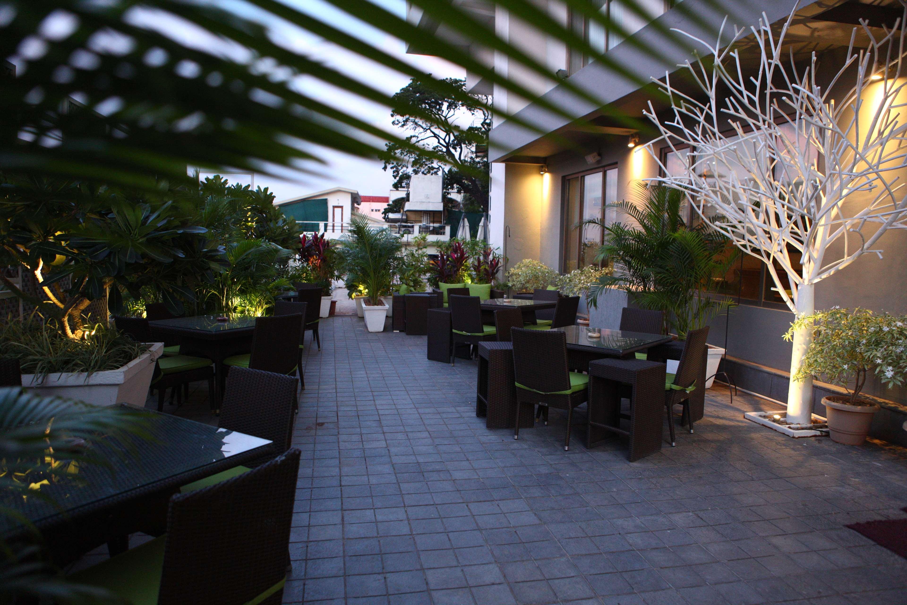 Radisson Blu Plaza Hotel Hyderabad Banjara Hills מראה חיצוני תמונה The outdoor terrace at the hotel