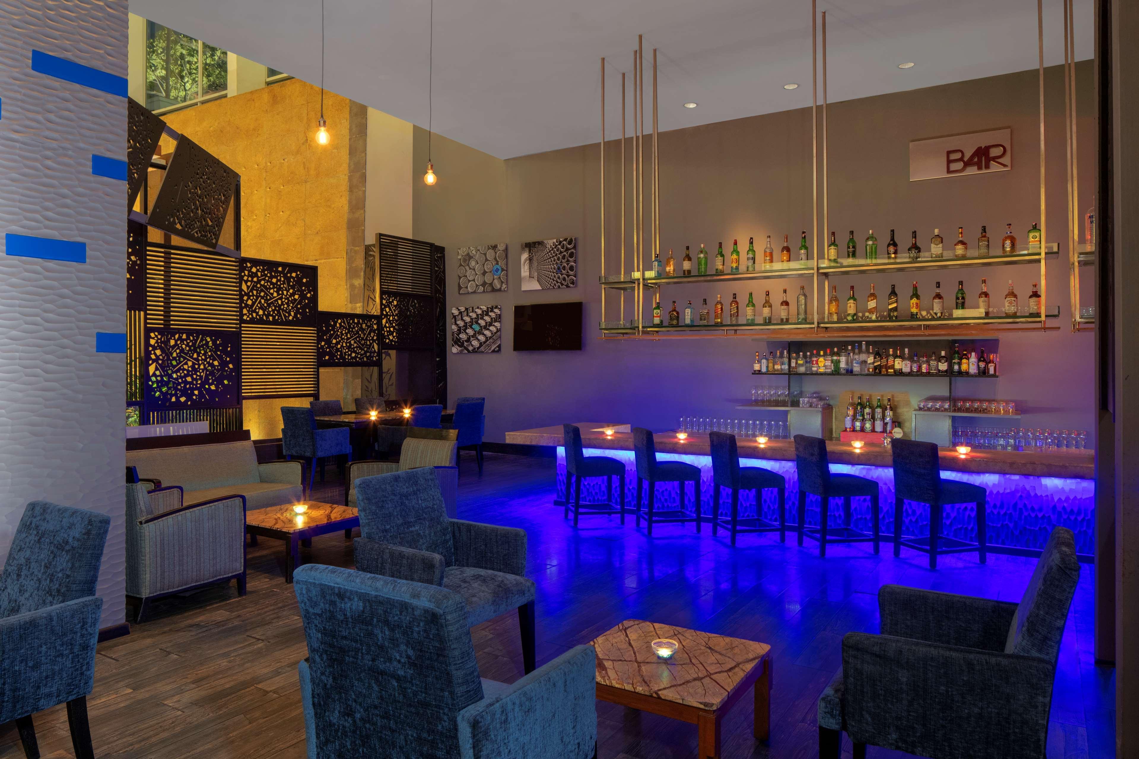 Radisson Blu Plaza Hotel Hyderabad Banjara Hills מראה חיצוני תמונה The bar at the hotel
