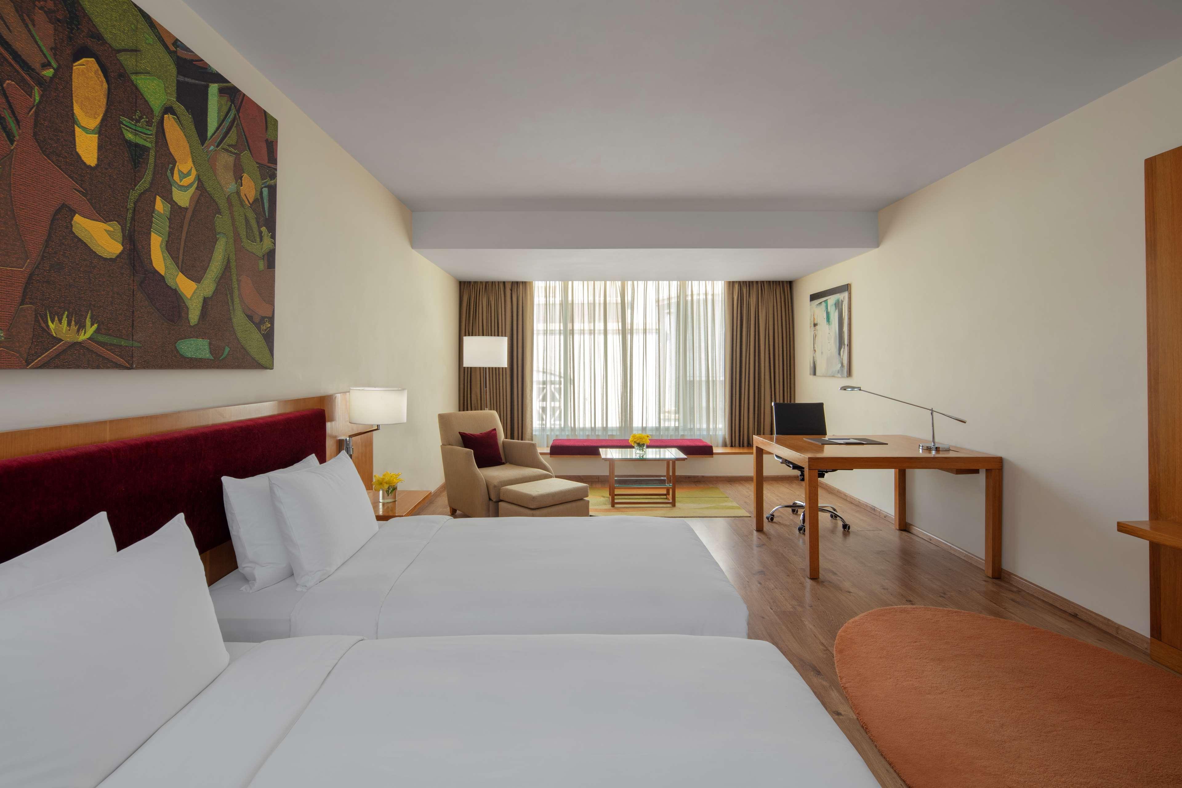 Radisson Blu Plaza Hotel Hyderabad Banjara Hills מראה חיצוני תמונה A room at the hotel