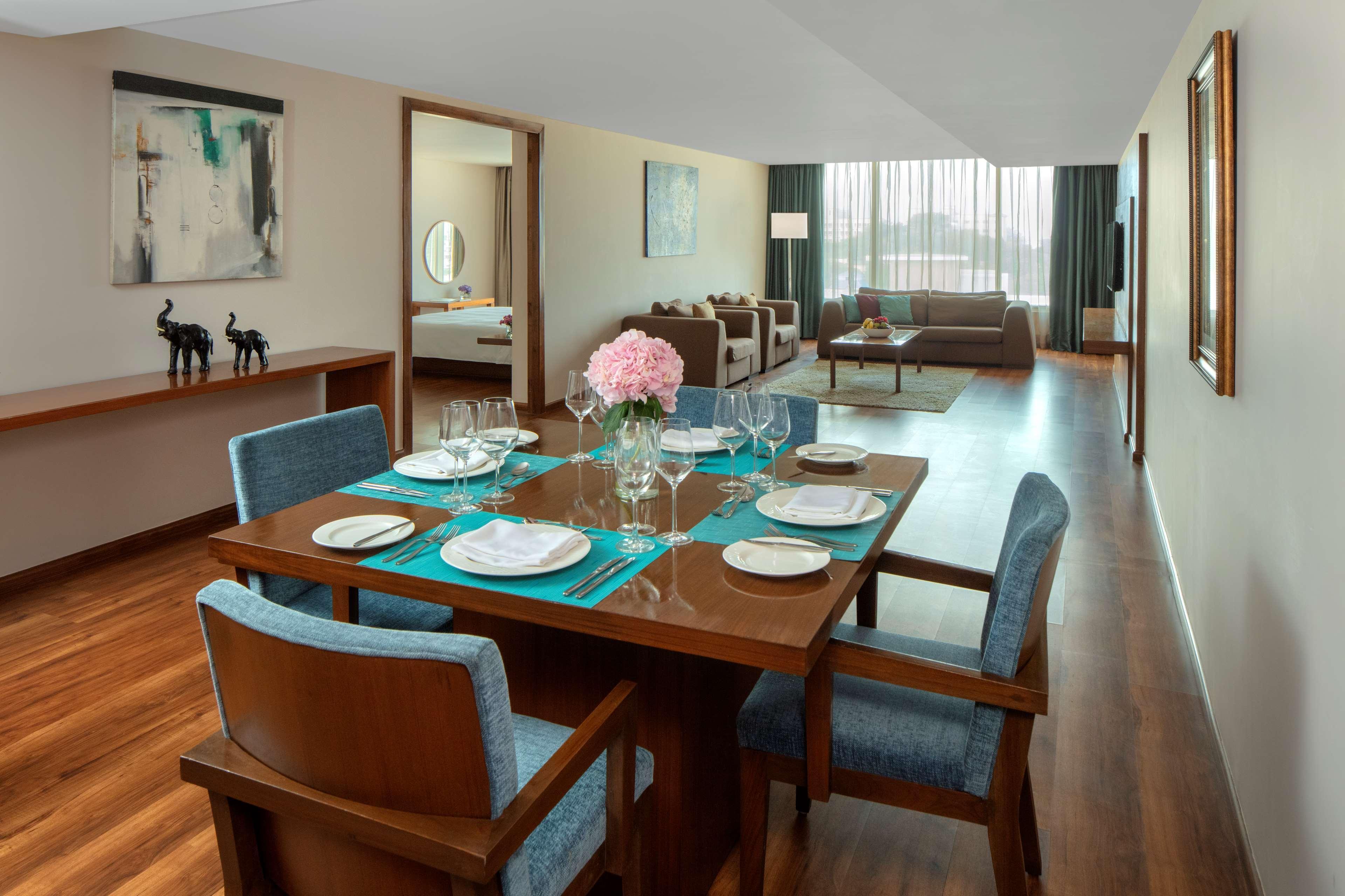 Radisson Blu Plaza Hotel Hyderabad Banjara Hills מראה חיצוני תמונה A suite at the hotel