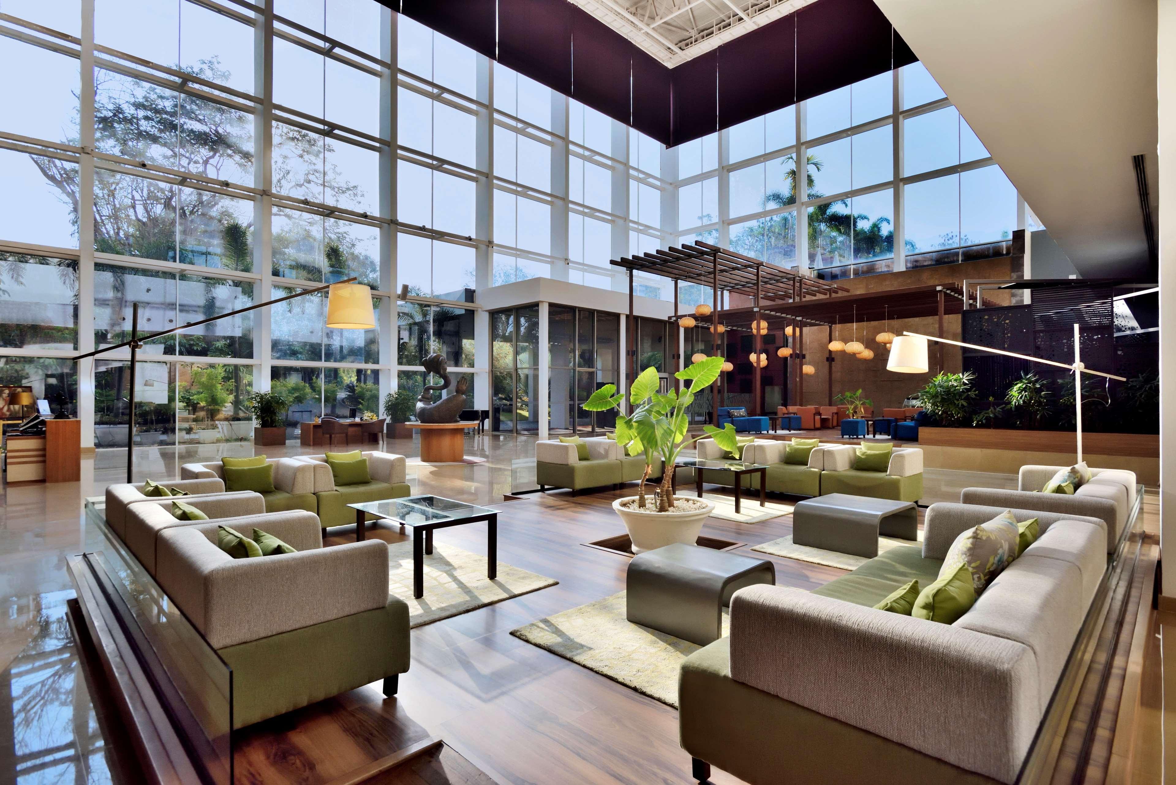 Radisson Blu Plaza Hotel Hyderabad Banjara Hills מראה חיצוני תמונה Lobby