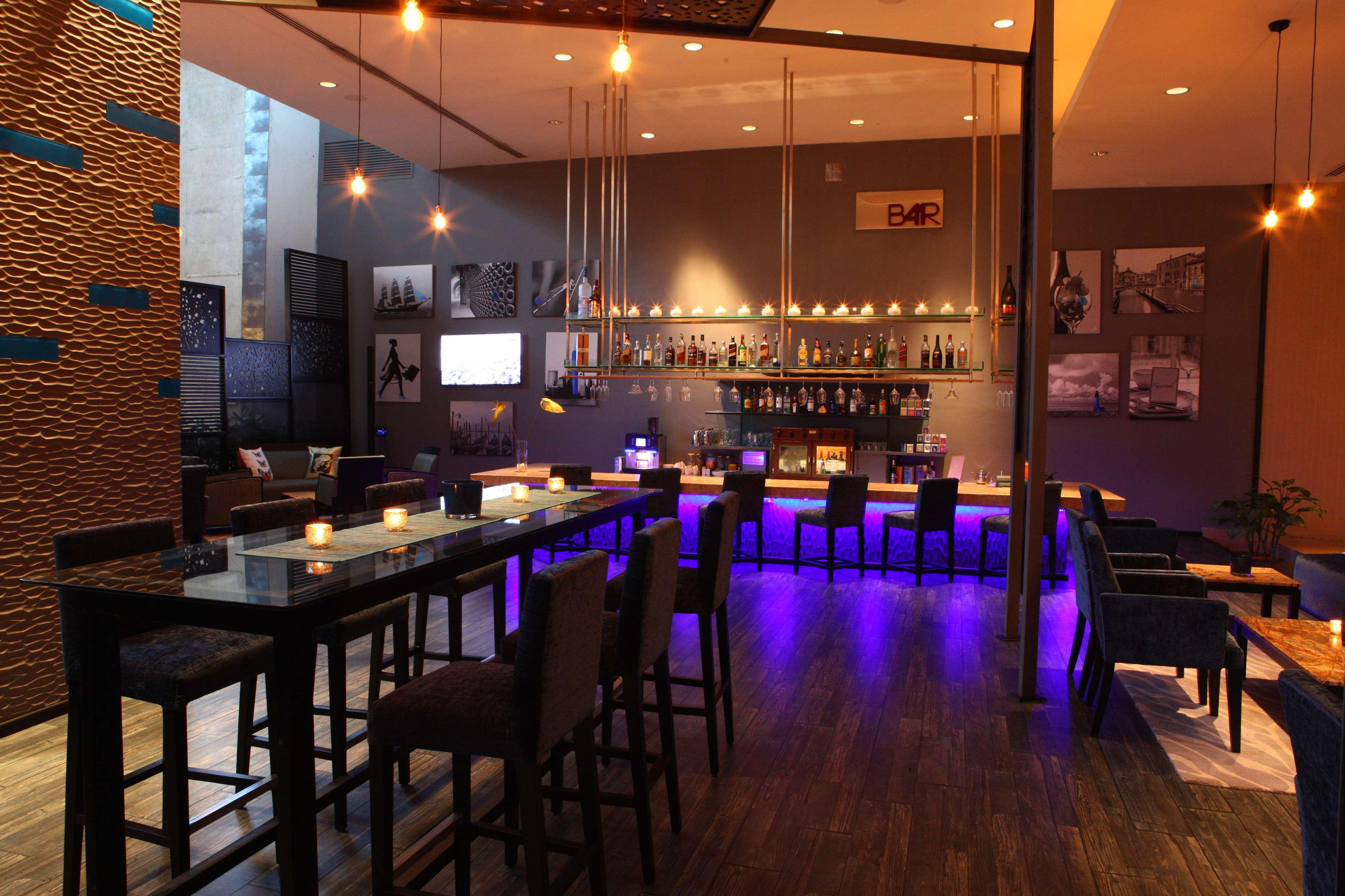 Radisson Blu Plaza Hotel Hyderabad Banjara Hills מראה חיצוני תמונה The bar at the hotel