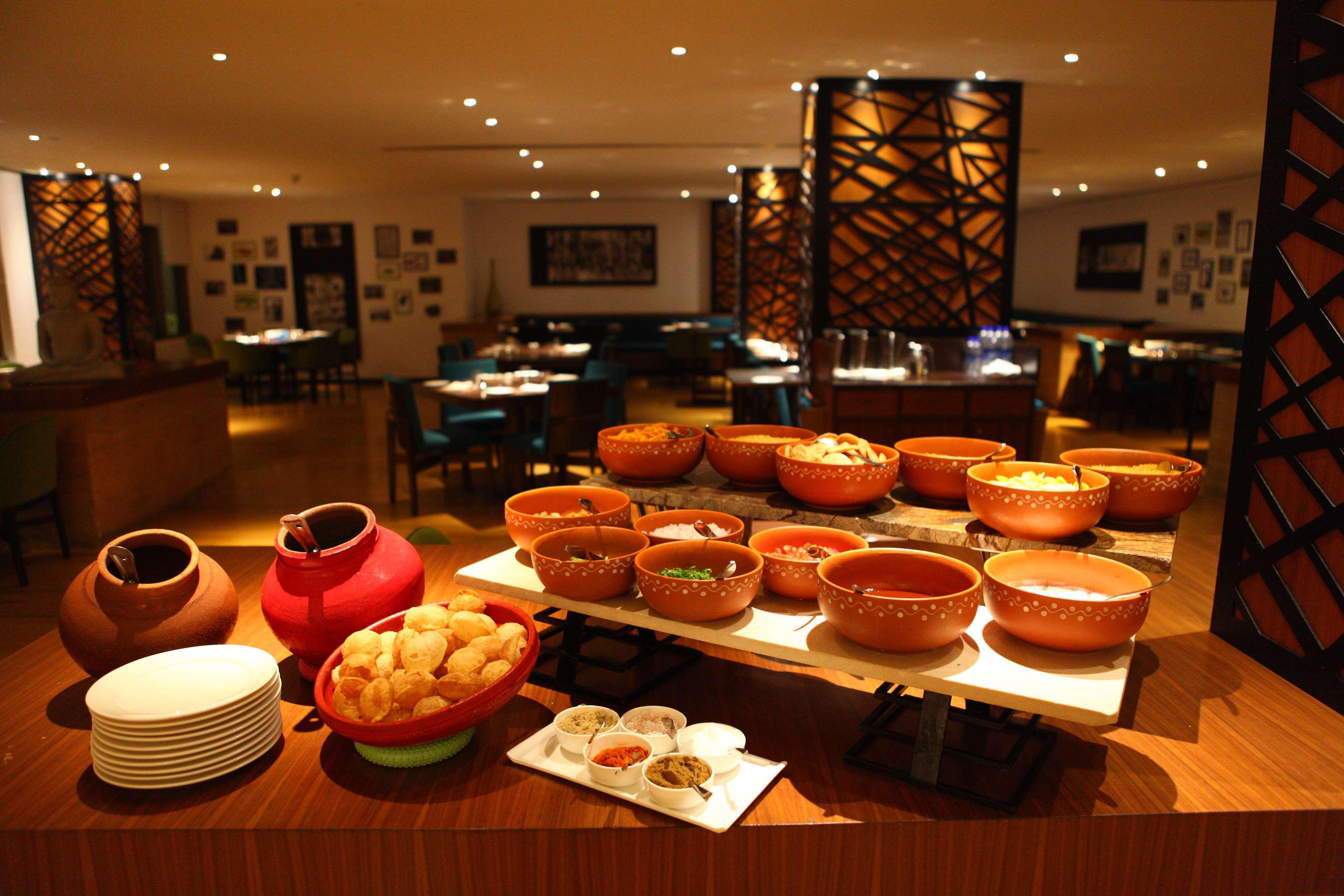 Radisson Blu Plaza Hotel Hyderabad Banjara Hills מראה חיצוני תמונה A buffet at a hotel