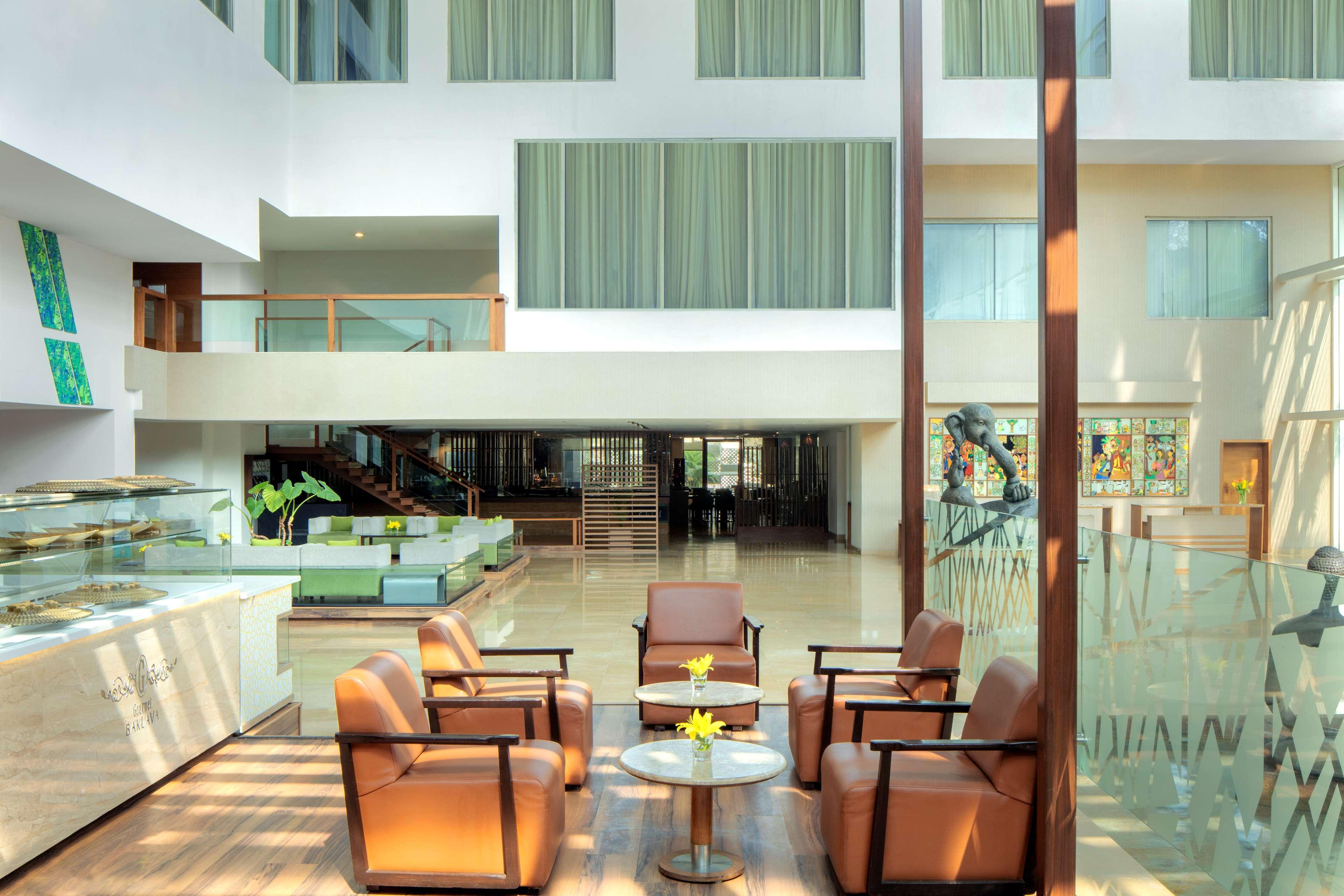 Radisson Blu Plaza Hotel Hyderabad Banjara Hills מראה חיצוני תמונה Lobby