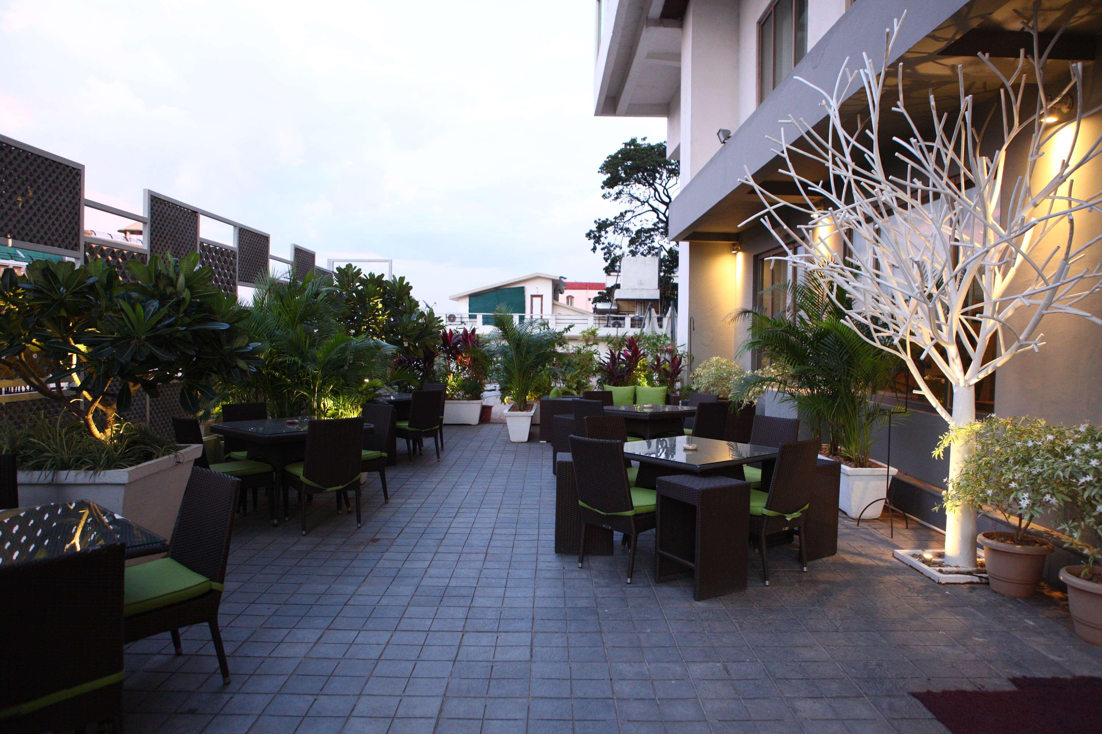 Radisson Blu Plaza Hotel Hyderabad Banjara Hills מראה חיצוני תמונה The Terrace at the Park