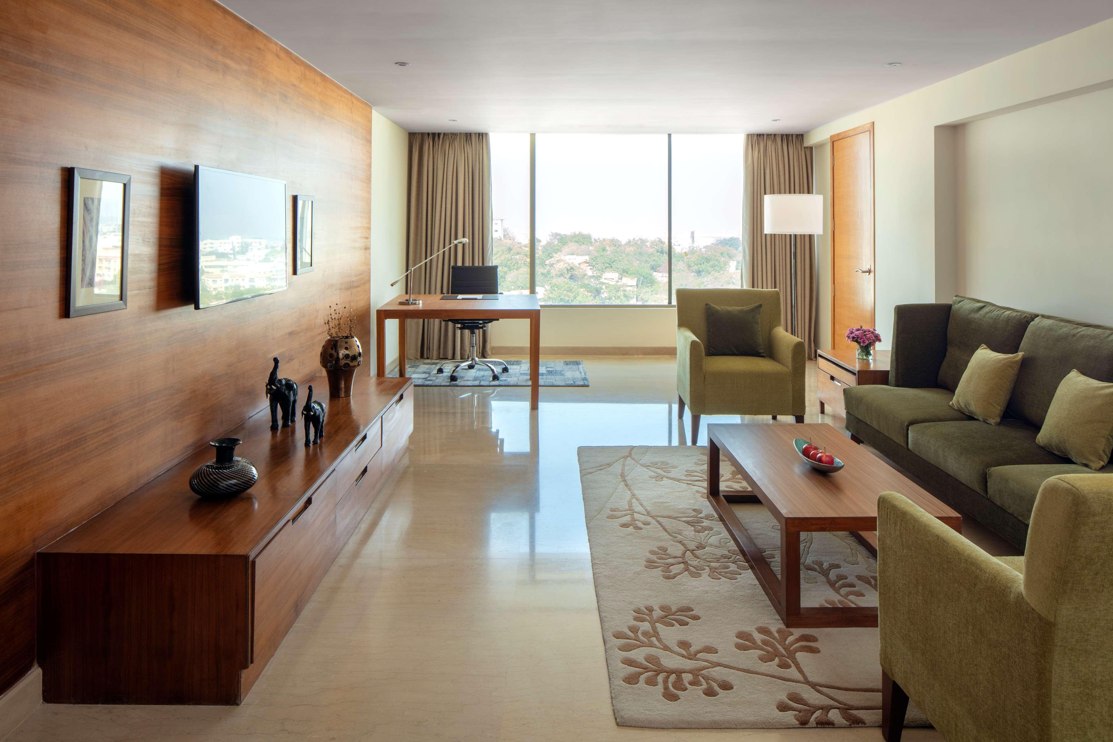 Radisson Blu Plaza Hotel Hyderabad Banjara Hills מראה חיצוני תמונה A living room at the Taj Mahal Palace, Mumbai
