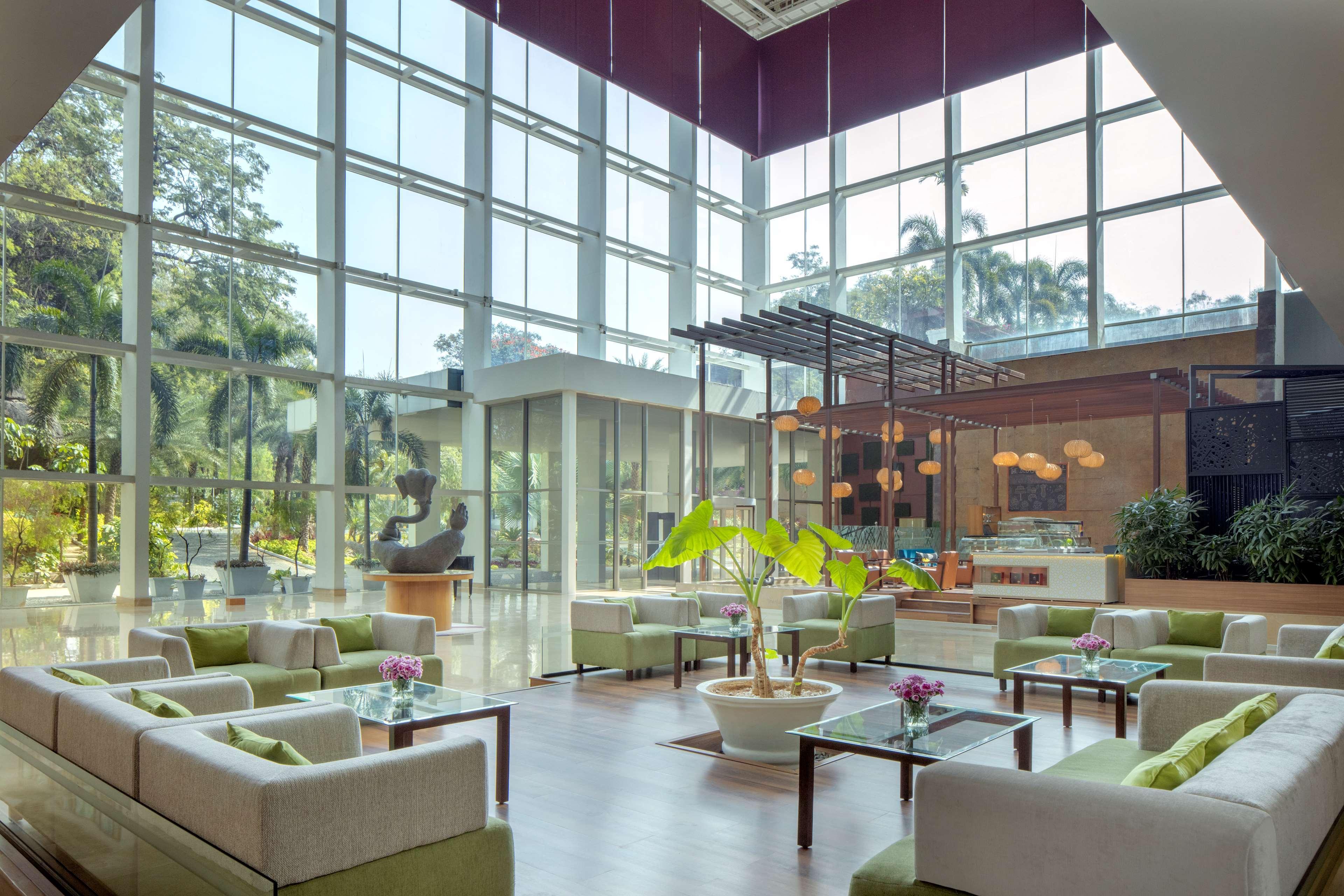 Radisson Blu Plaza Hotel Hyderabad Banjara Hills מראה חיצוני תמונה Lobby