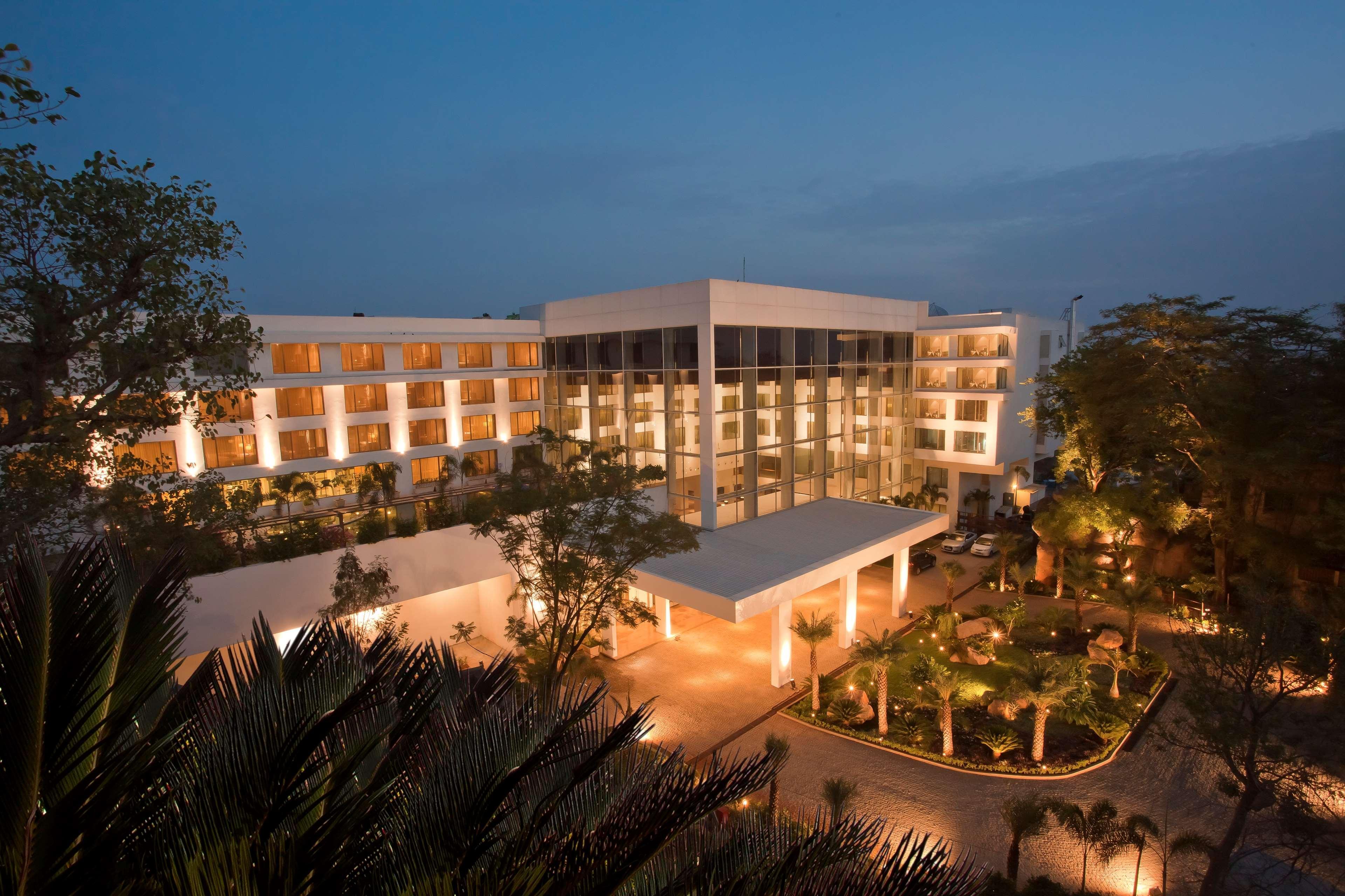 Radisson Blu Plaza Hotel Hyderabad Banjara Hills מראה חיצוני תמונה The Royal
