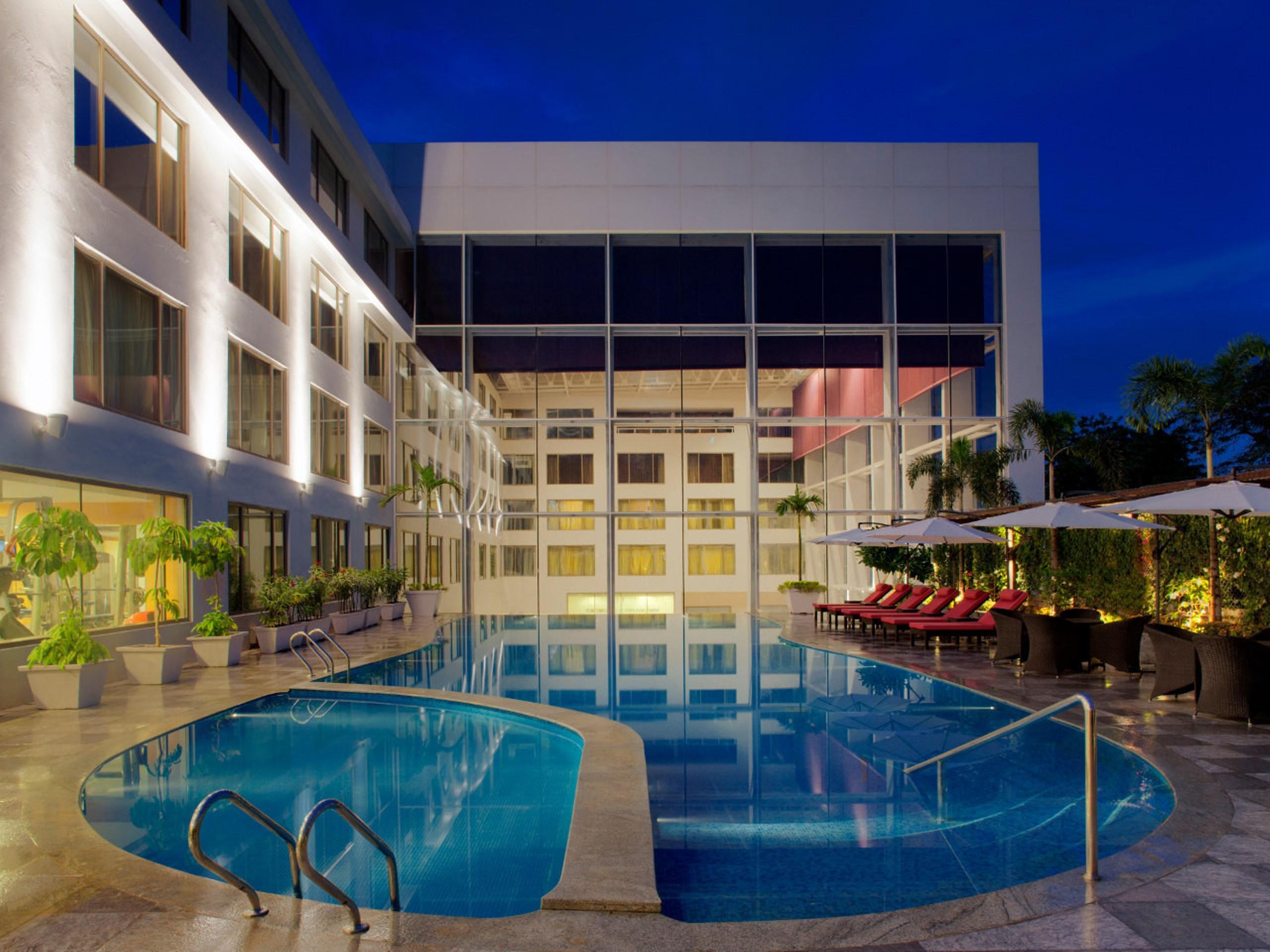 Radisson Blu Plaza Hotel Hyderabad Banjara Hills מראה חיצוני תמונה The swimming pool at the hotel