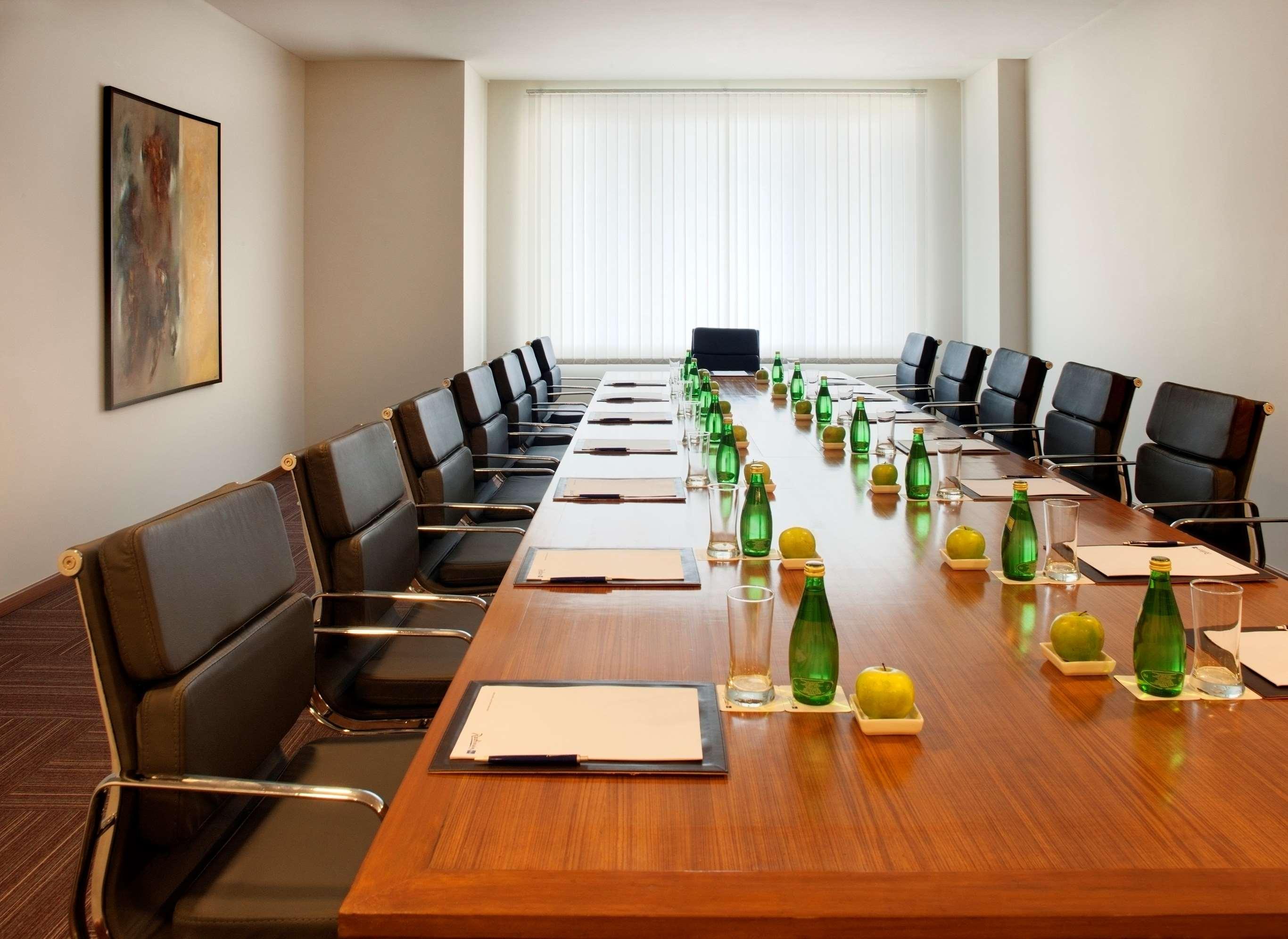 Radisson Blu Plaza Hotel Hyderabad Banjara Hills עסק תמונה A boardroom