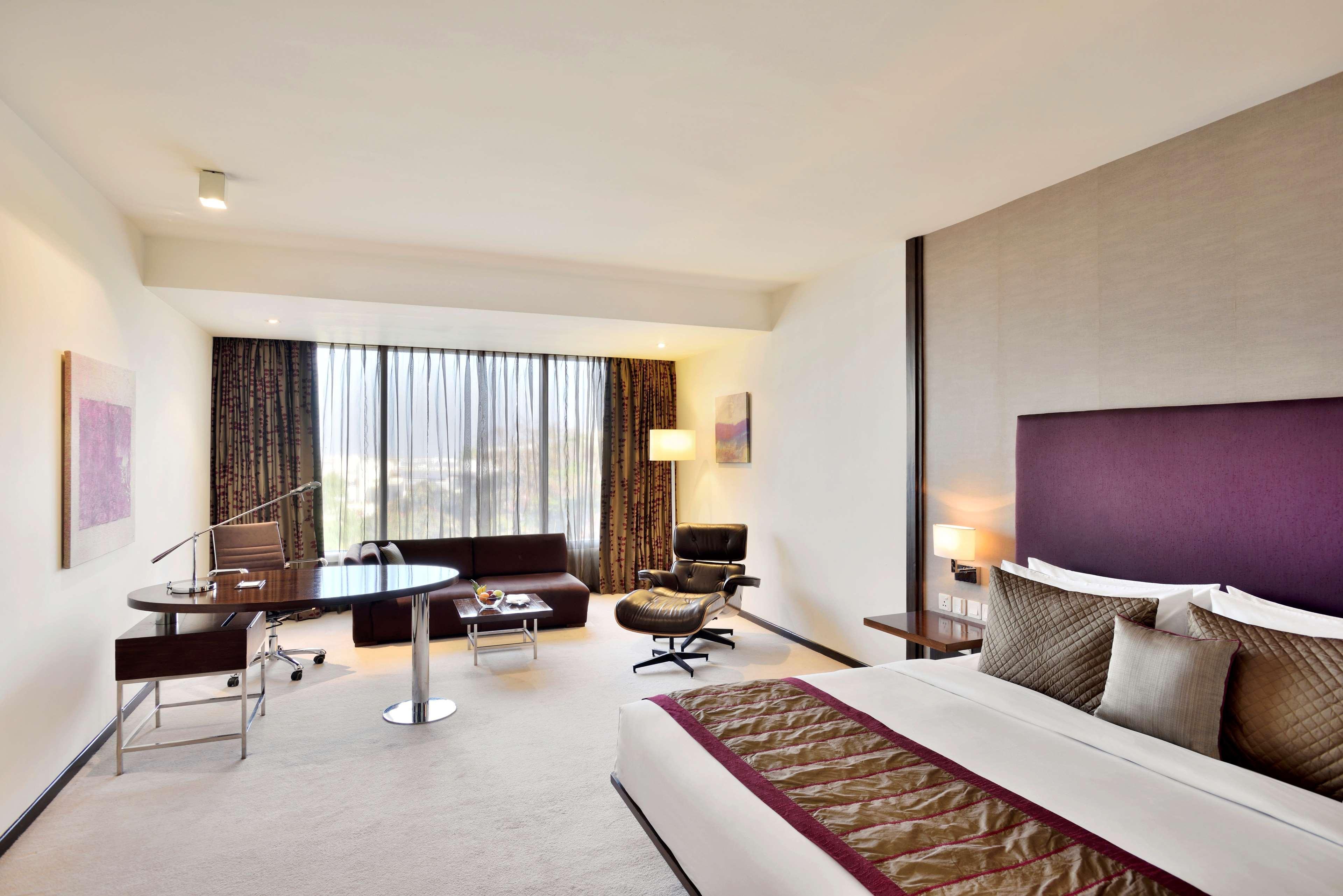 Radisson Blu Plaza Hotel Hyderabad Banjara Hills מראה חיצוני תמונה A room at the Park Hyatt Hyderabad