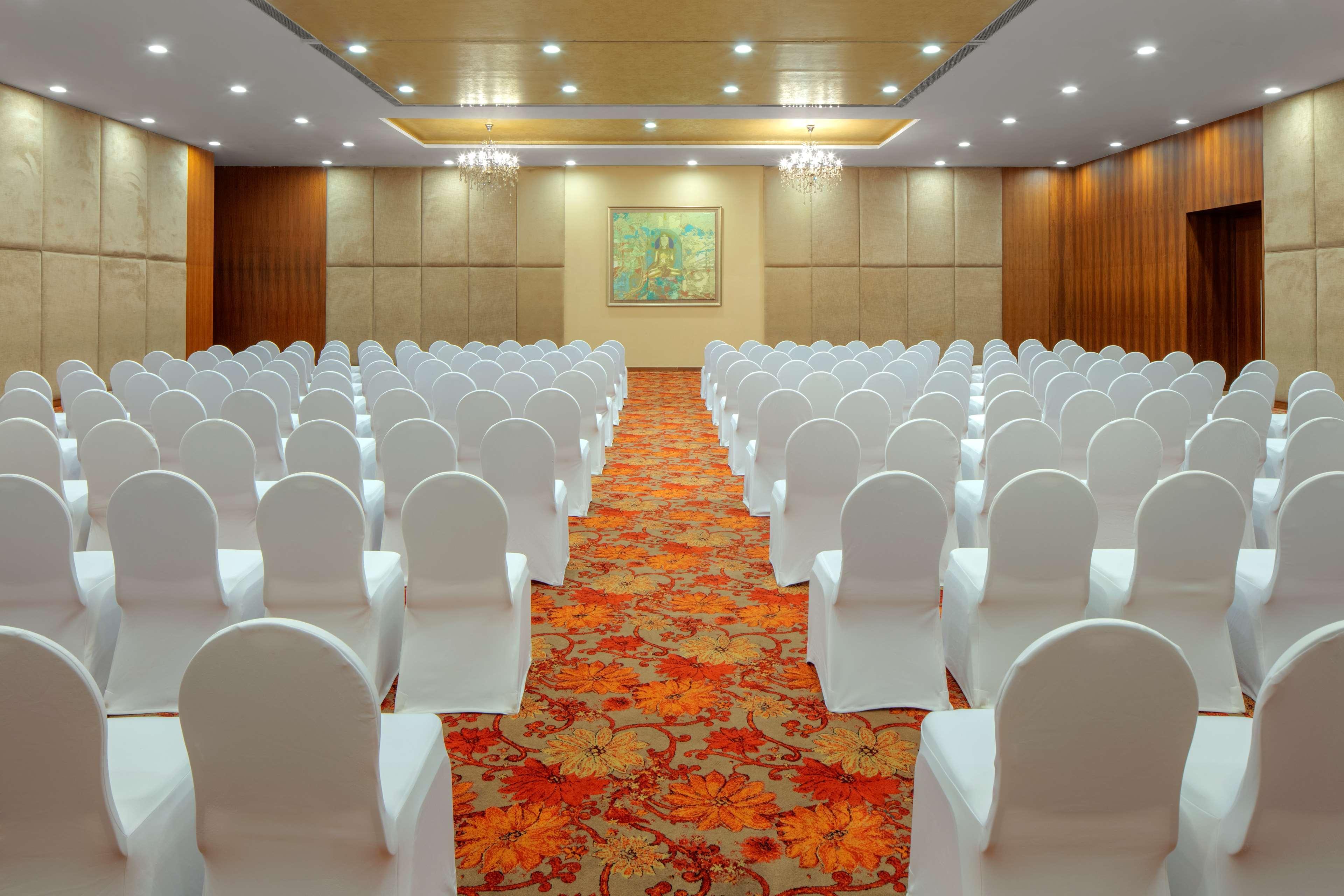 Radisson Blu Plaza Hotel Hyderabad Banjara Hills מראה חיצוני תמונה The Grand Ballroom