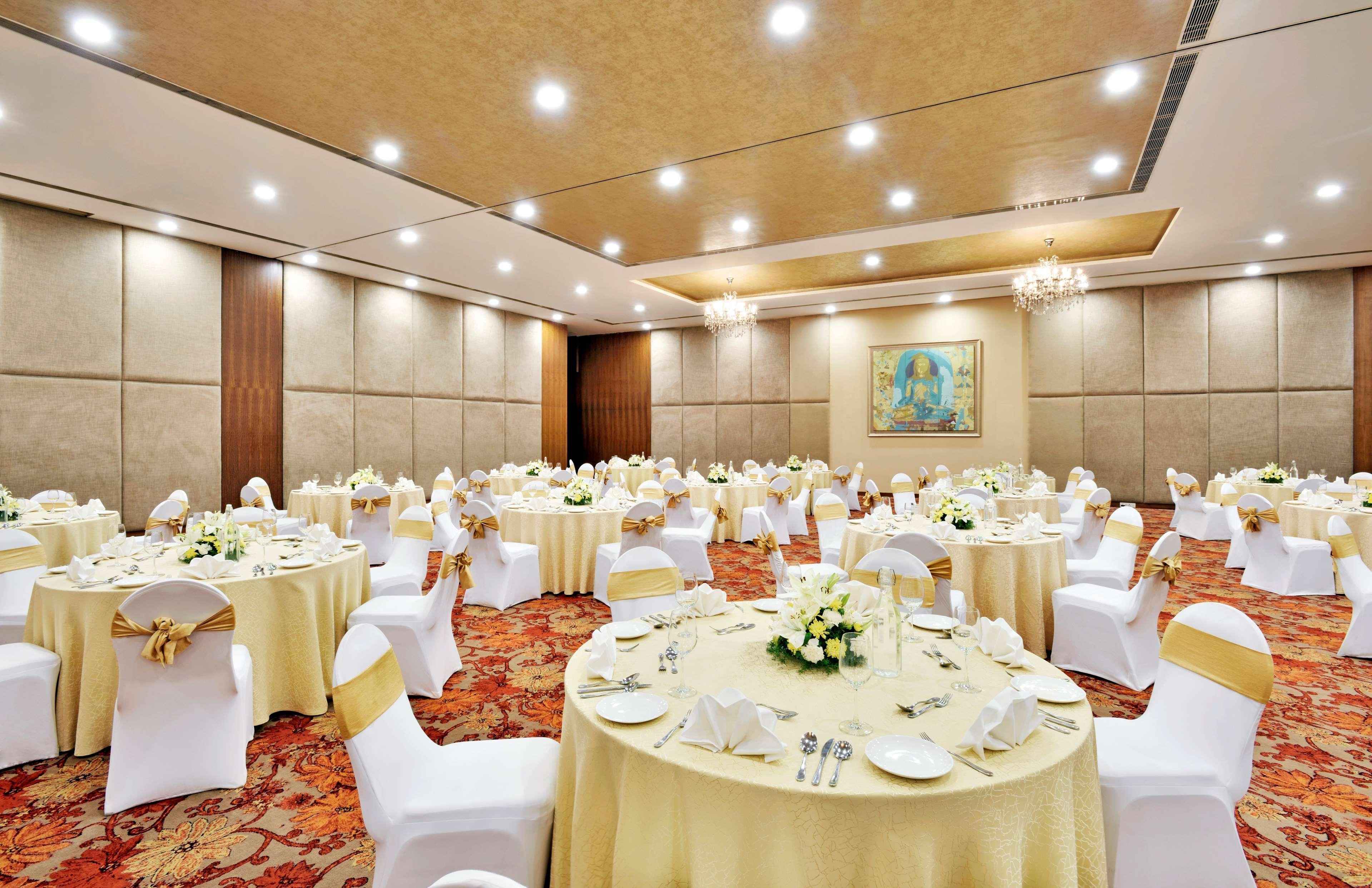 Radisson Blu Plaza Hotel Hyderabad Banjara Hills מראה חיצוני תמונה The Grand Ballroom