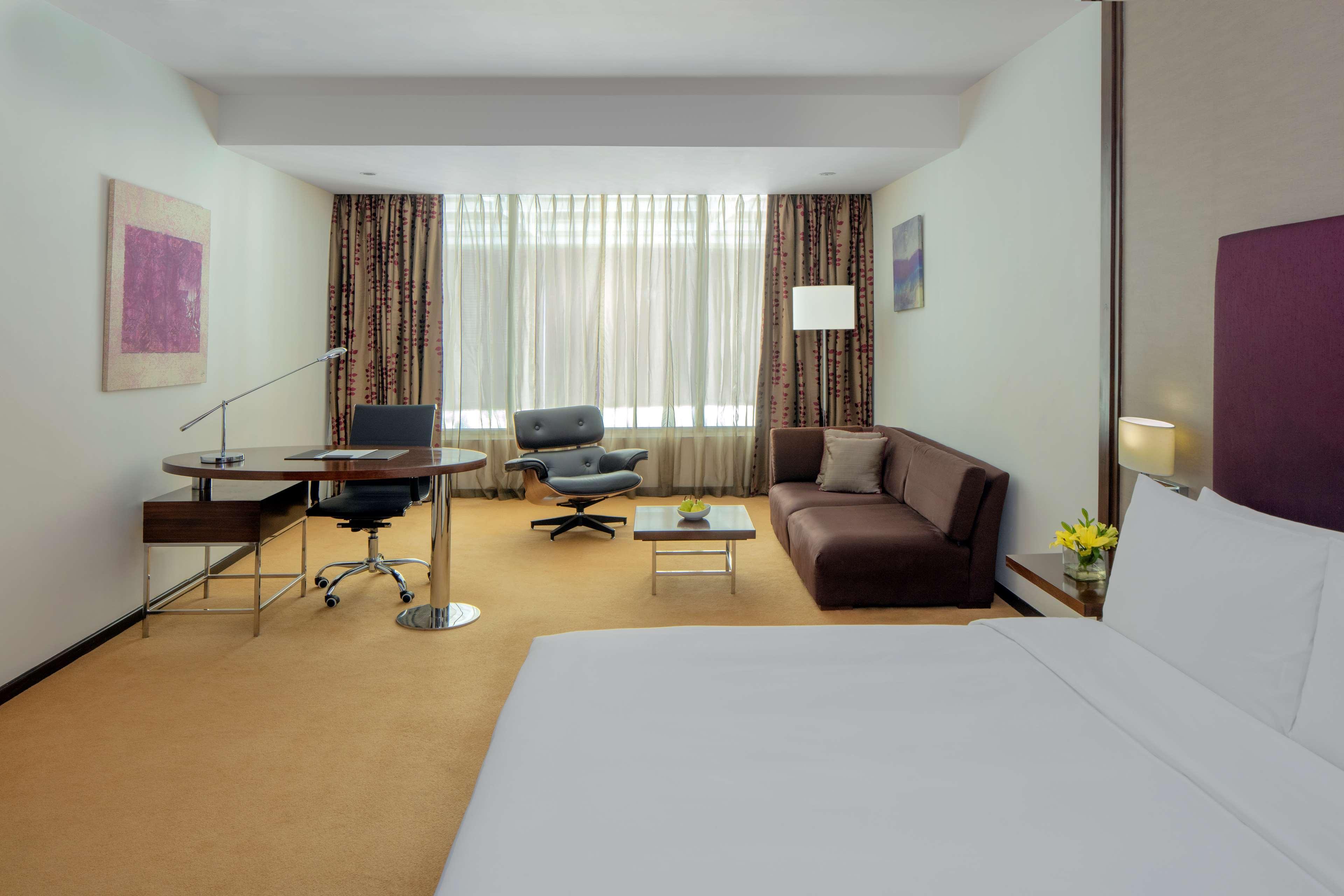Radisson Blu Plaza Hotel Hyderabad Banjara Hills מראה חיצוני תמונה A room at the hotel