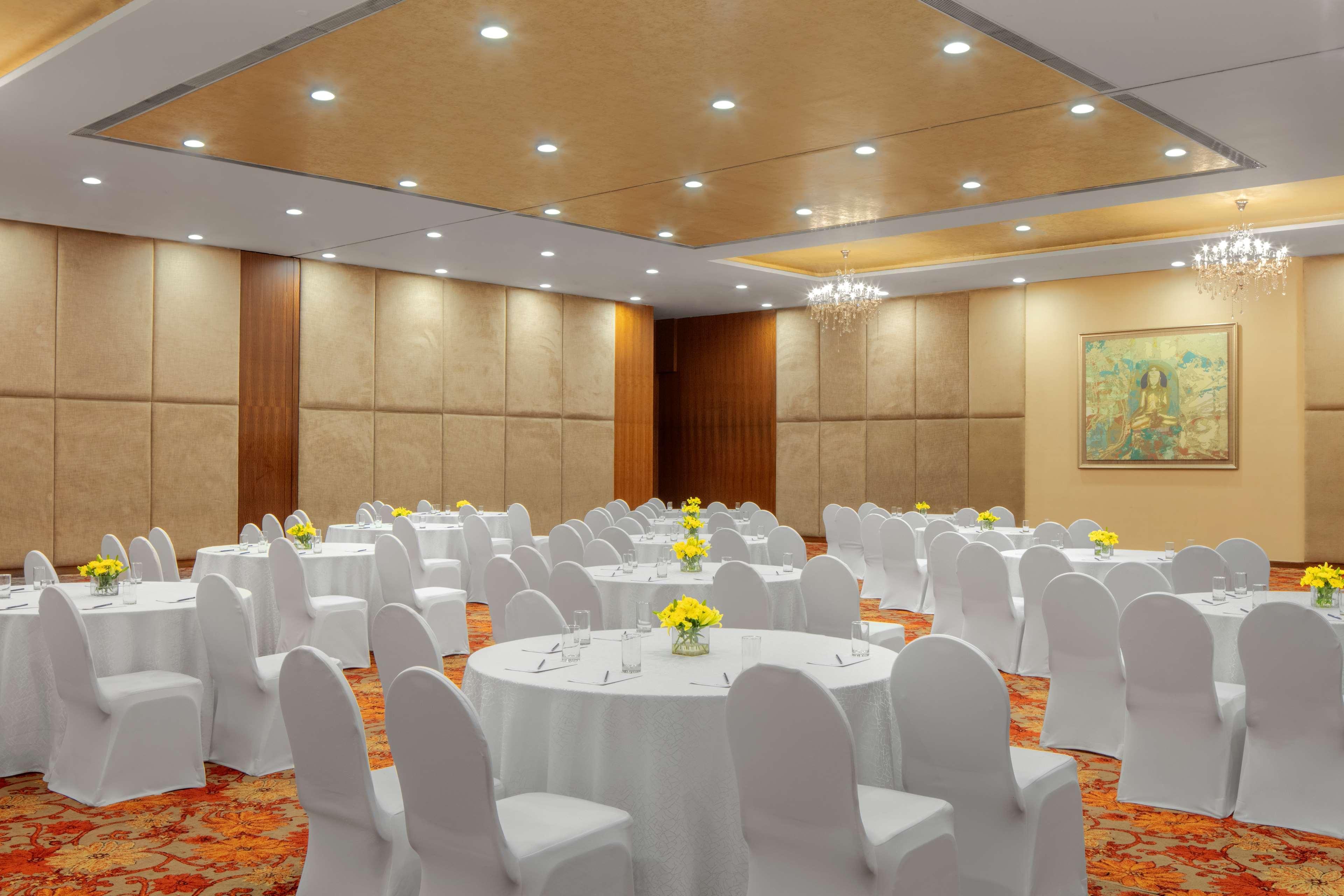 Radisson Blu Plaza Hotel Hyderabad Banjara Hills מראה חיצוני תמונה The ballroom at the hotel
