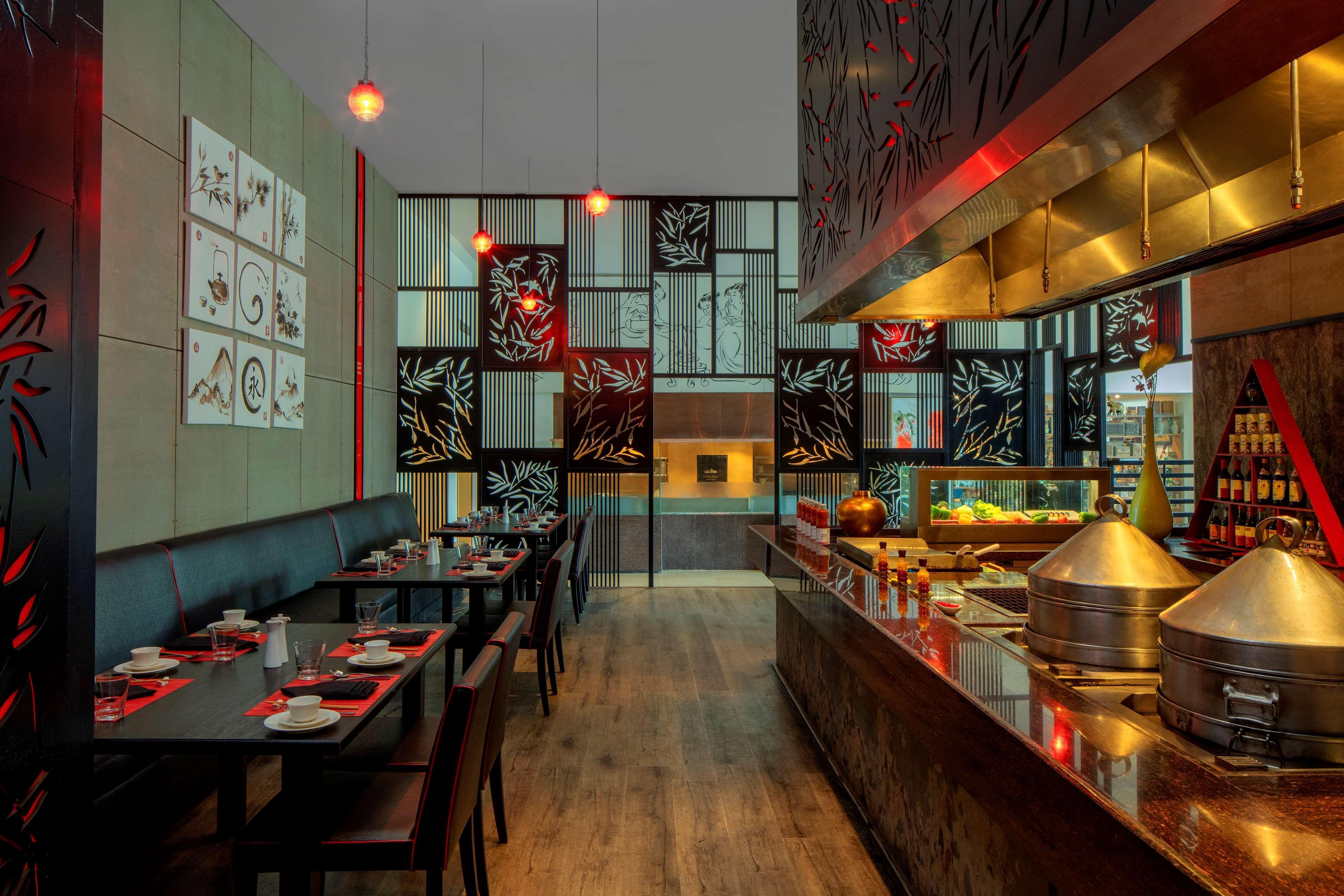 Radisson Blu Plaza Hotel Hyderabad Banjara Hills מראה חיצוני תמונה The interior of a restaurant in the United Arab Emirates