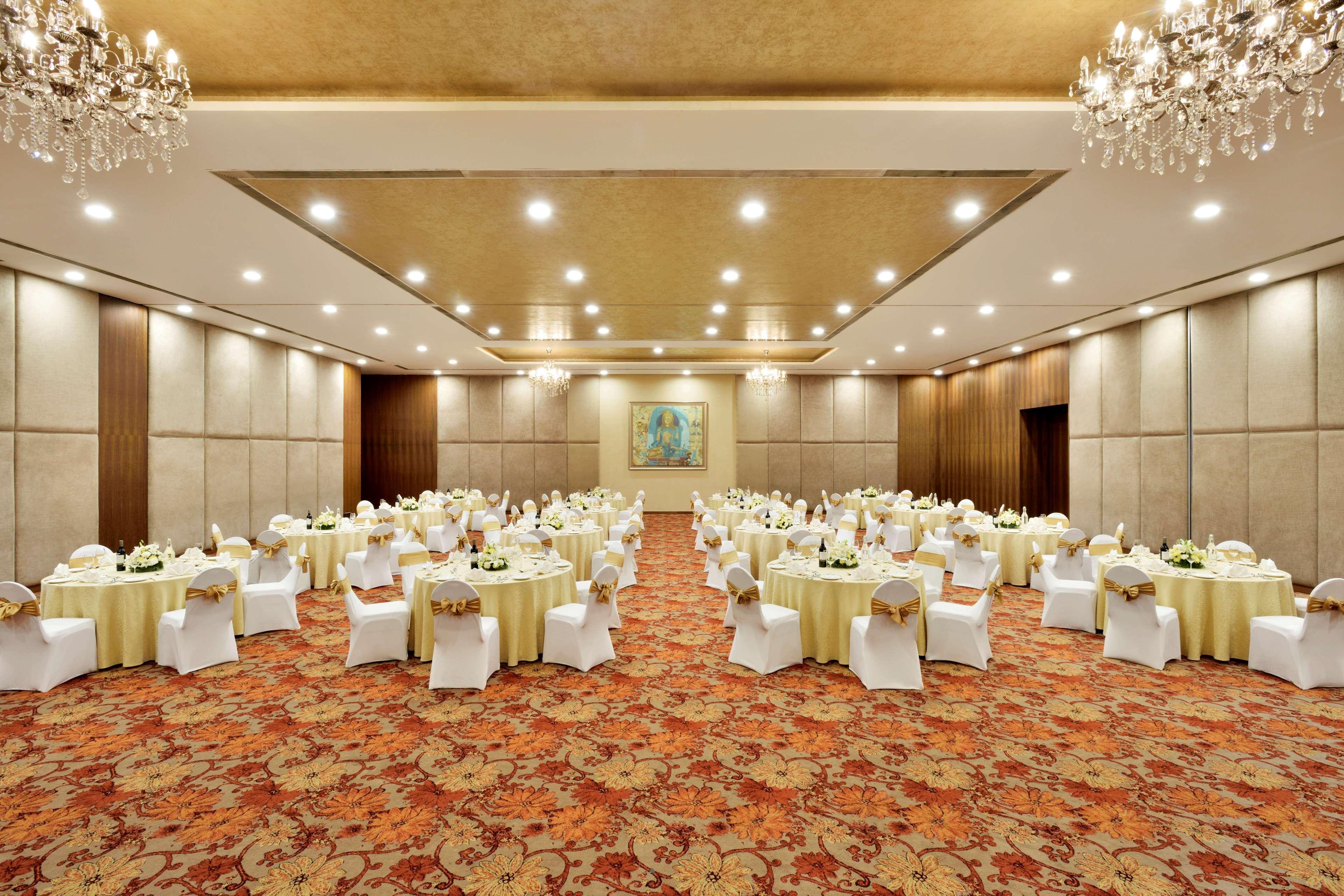 Radisson Blu Plaza Hotel Hyderabad Banjara Hills מראה חיצוני תמונה The Royal Ballroom