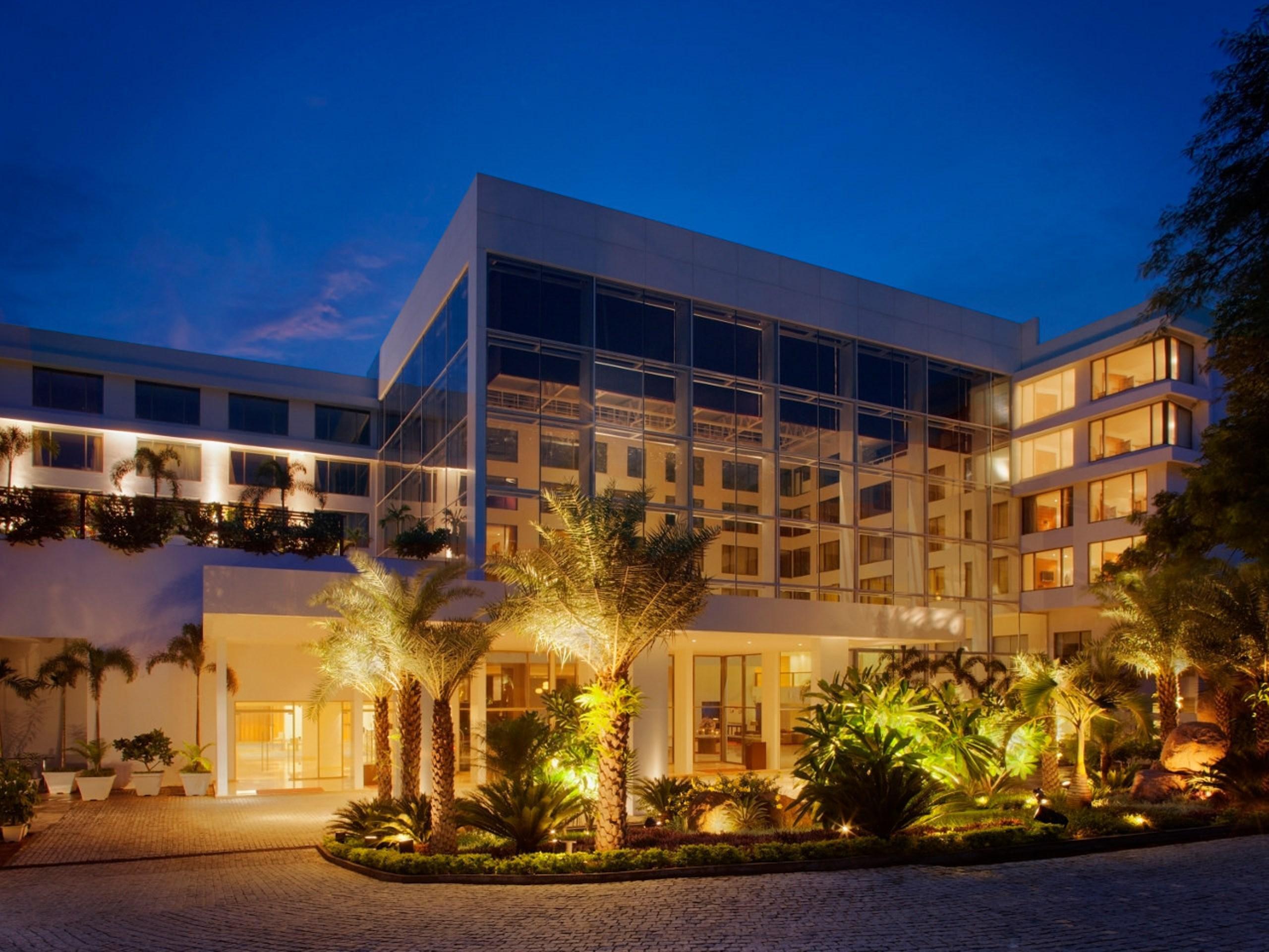 Radisson Blu Plaza Hotel Hyderabad Banjara Hills מראה חיצוני תמונה The Royal