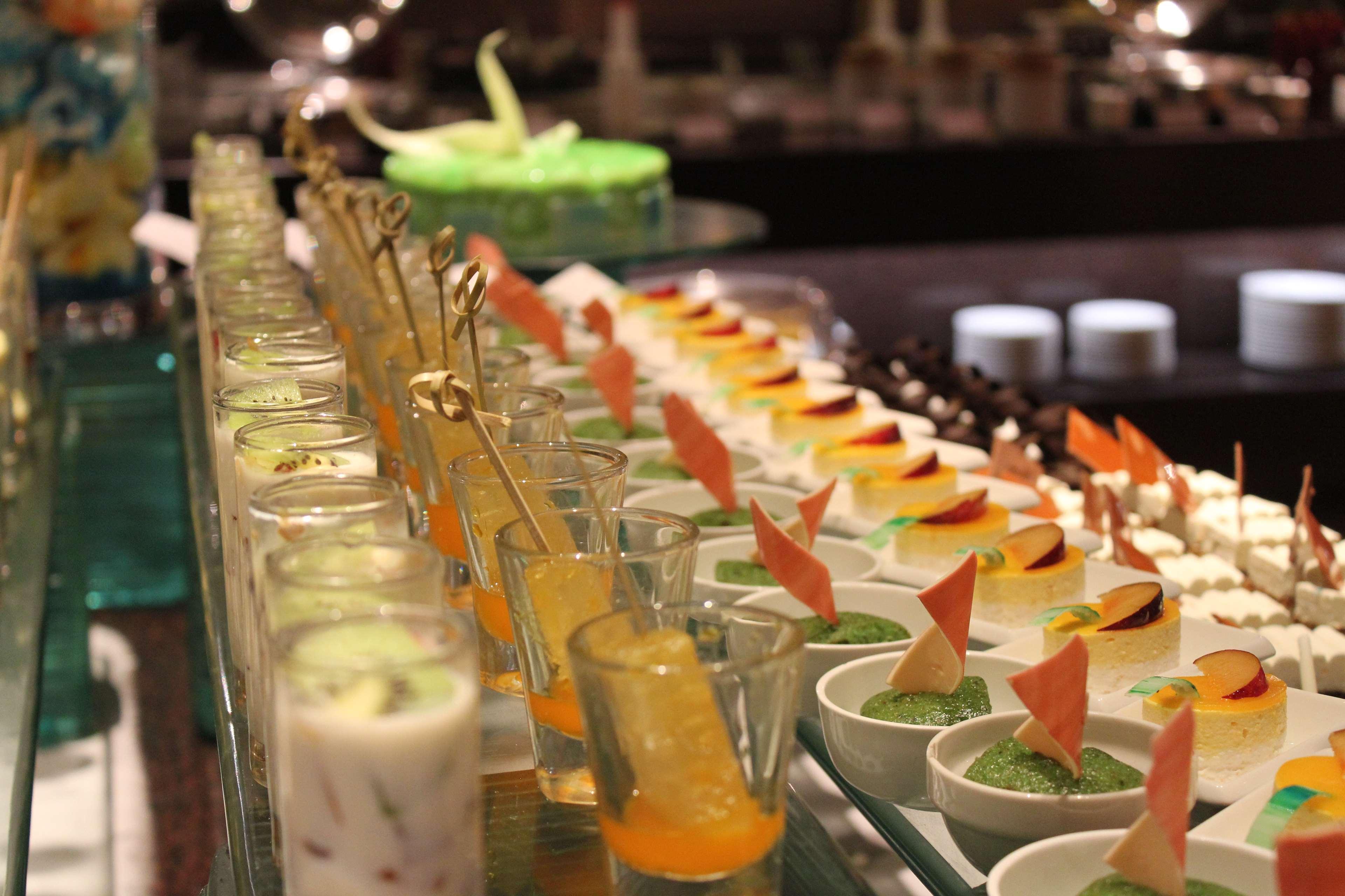 Radisson Blu Plaza Hotel Hyderabad Banjara Hills מראה חיצוני תמונה Canapés