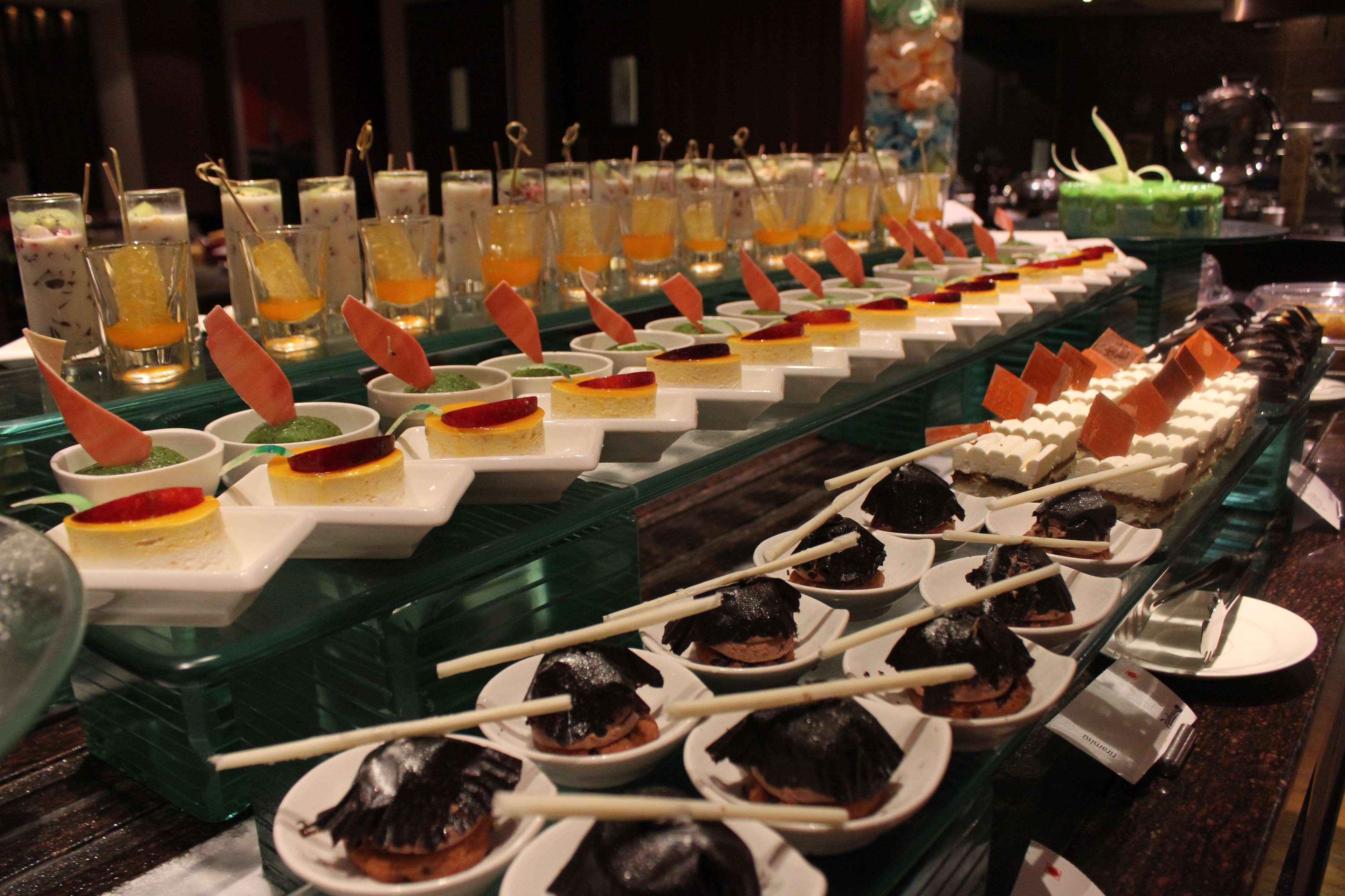 Radisson Blu Plaza Hotel Hyderabad Banjara Hills מראה חיצוני תמונה A dessert buffet