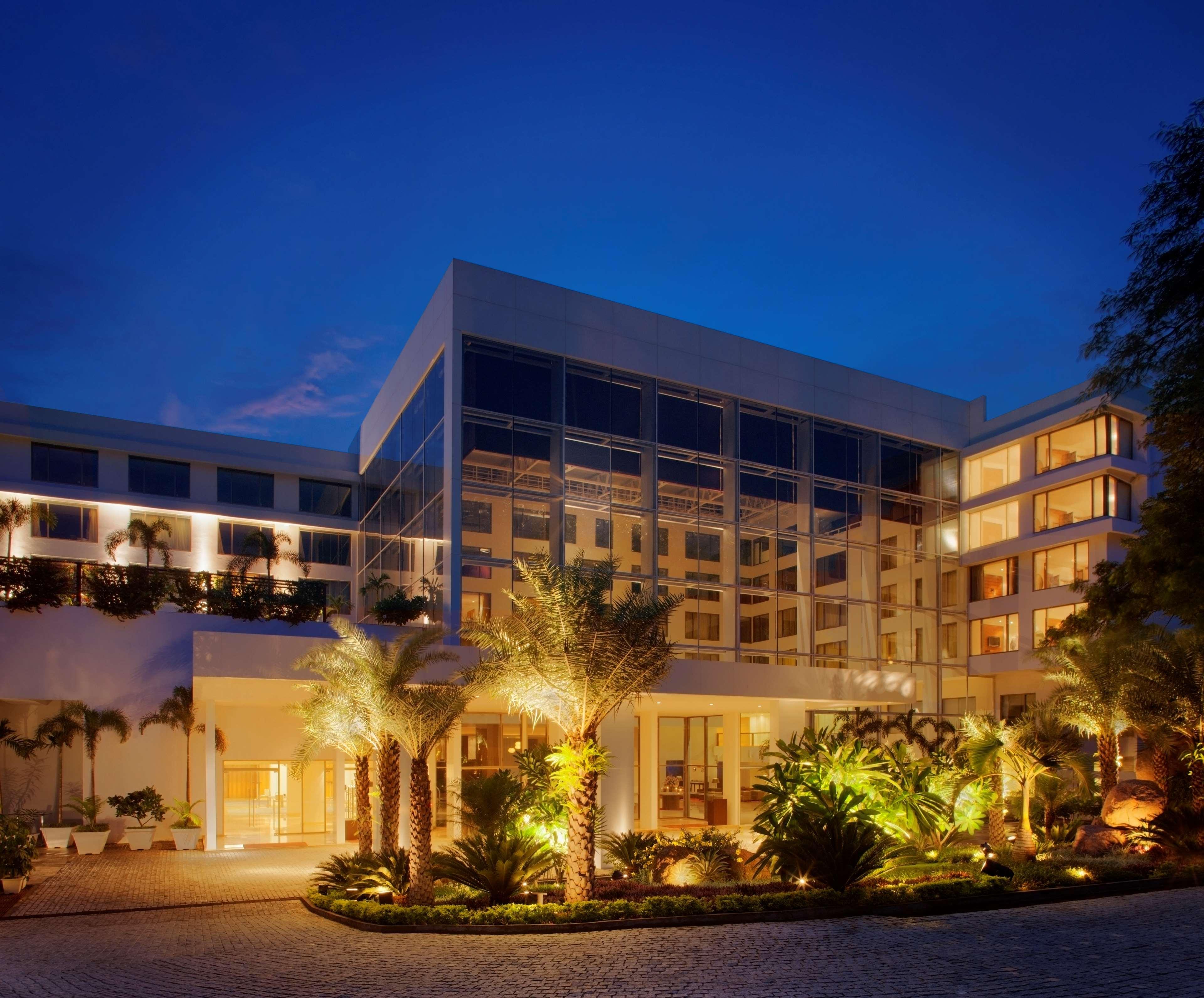 Radisson Blu Plaza Hotel Hyderabad Banjara Hills מראה חיצוני תמונה The hotel at night