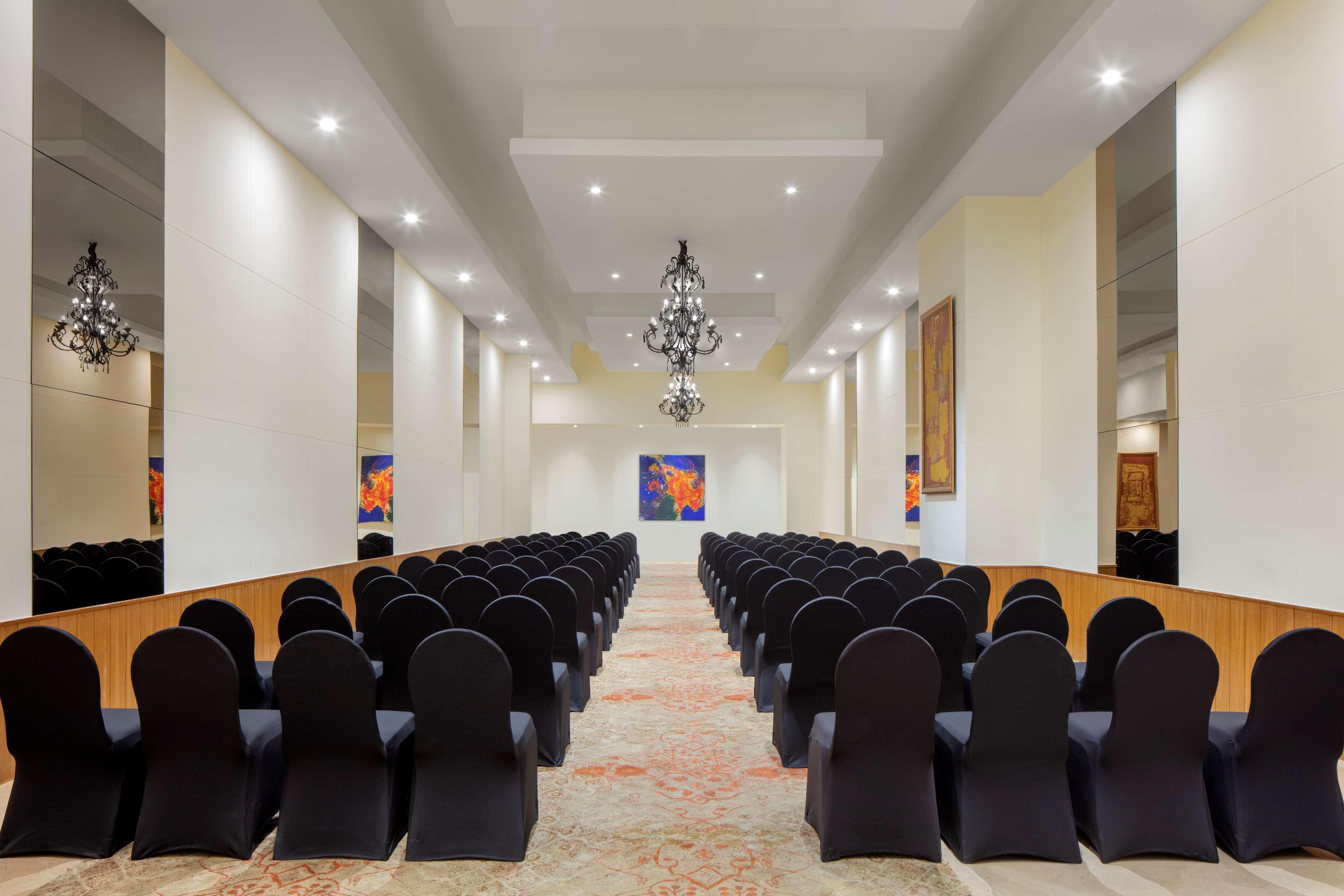 Radisson Blu Plaza Hotel Hyderabad Banjara Hills מראה חיצוני תמונה The ballroom