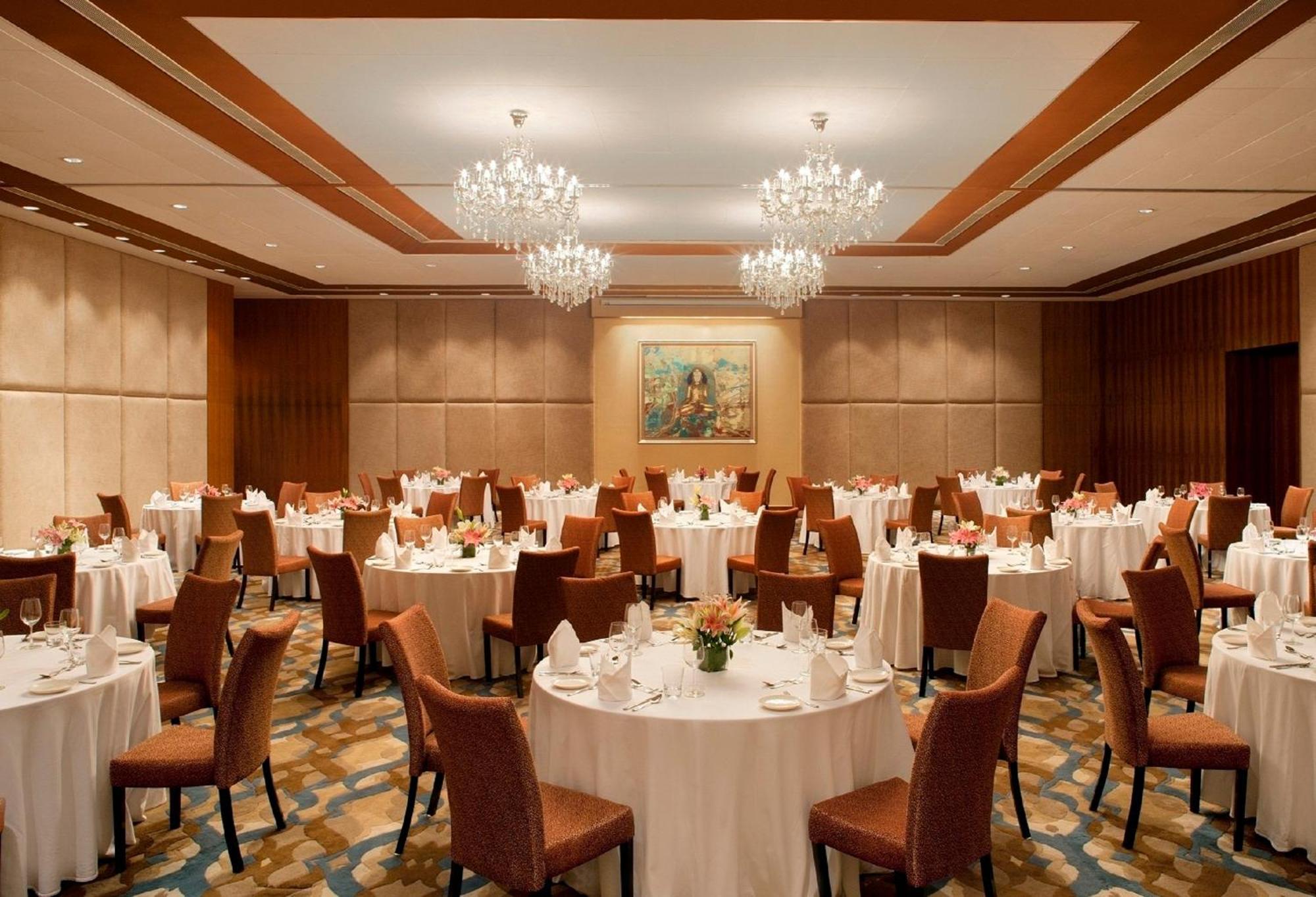 Radisson Blu Plaza Hotel Hyderabad Banjara Hills מסעדה תמונה The ballroom