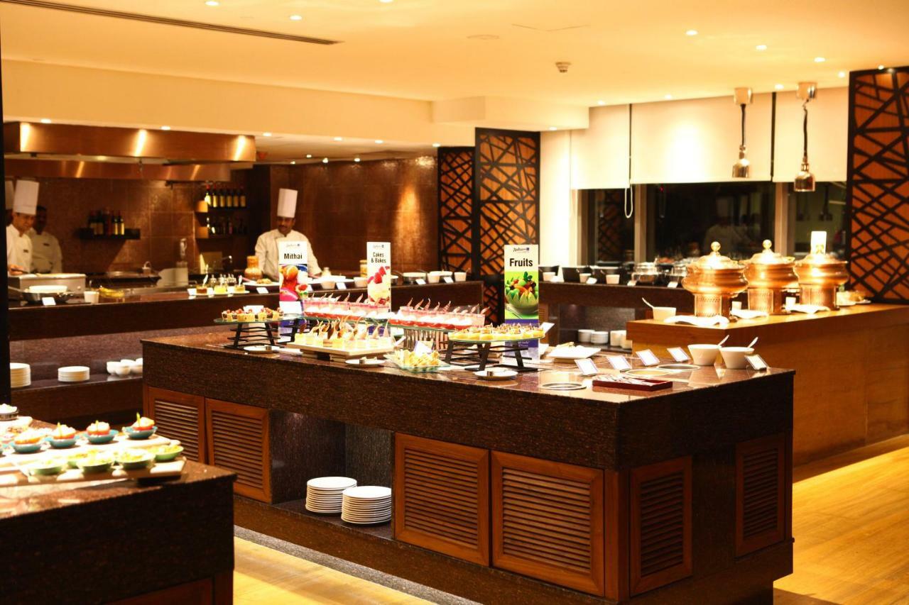 Radisson Blu Plaza Hotel Hyderabad Banjara Hills מראה חיצוני תמונה A buffet at a hotel