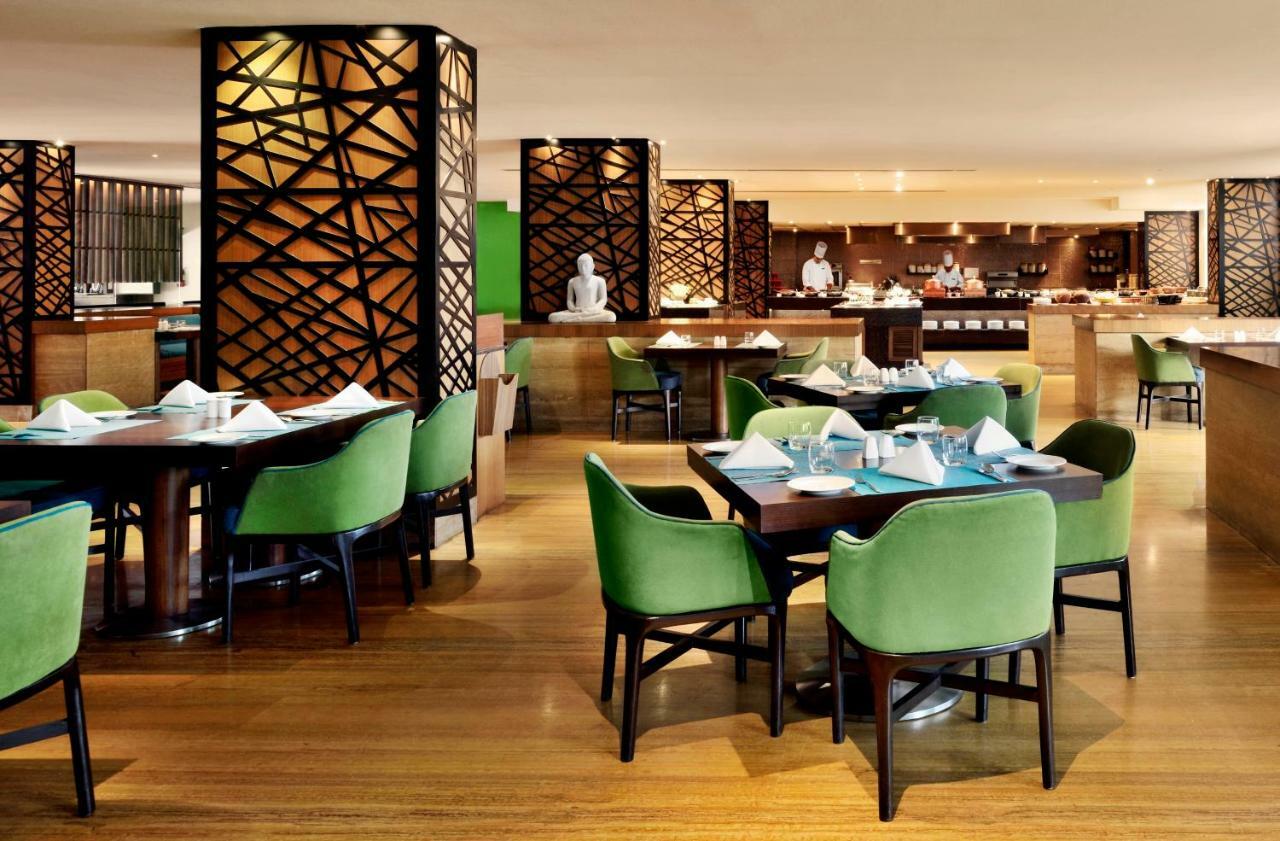 Radisson Blu Plaza Hotel Hyderabad Banjara Hills מראה חיצוני תמונה The restaurant
